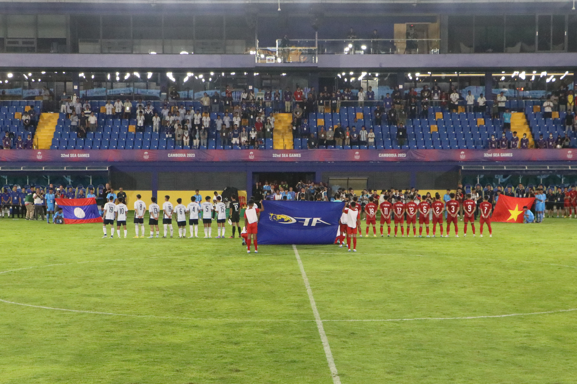 U22 Việt Nam và Lào thi đấu trên sân vận động Prince vào lúc 19 giờ ngày 30/4.