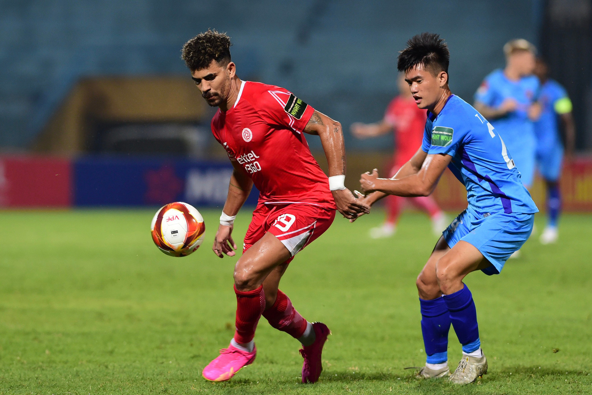 Hai bên nhập cuộc với tốc độ cao nhằm sớm tìm kiếm bàn thắng.