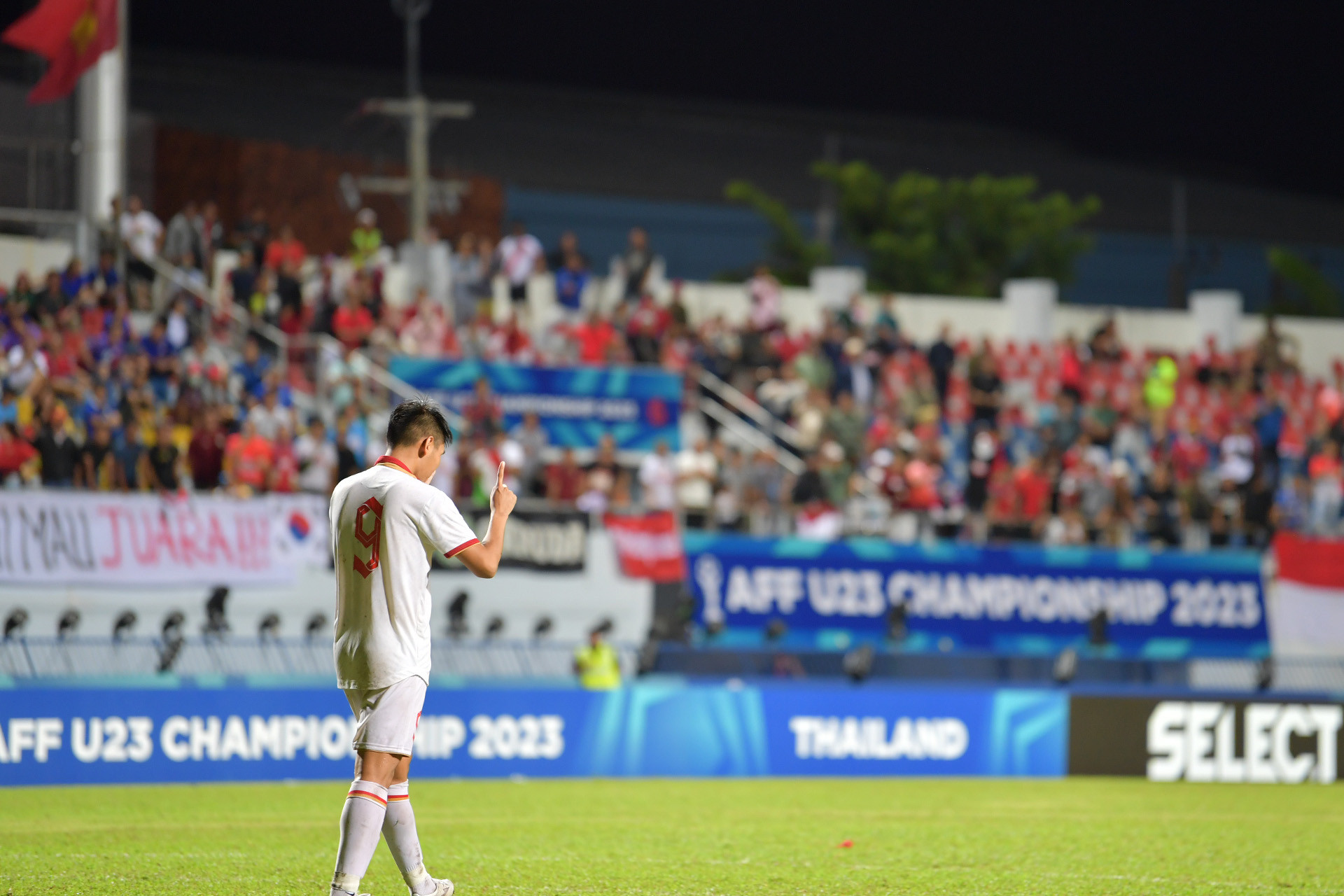 Đinh Xuân Tiến thực hiện thành công cú luân lưu.