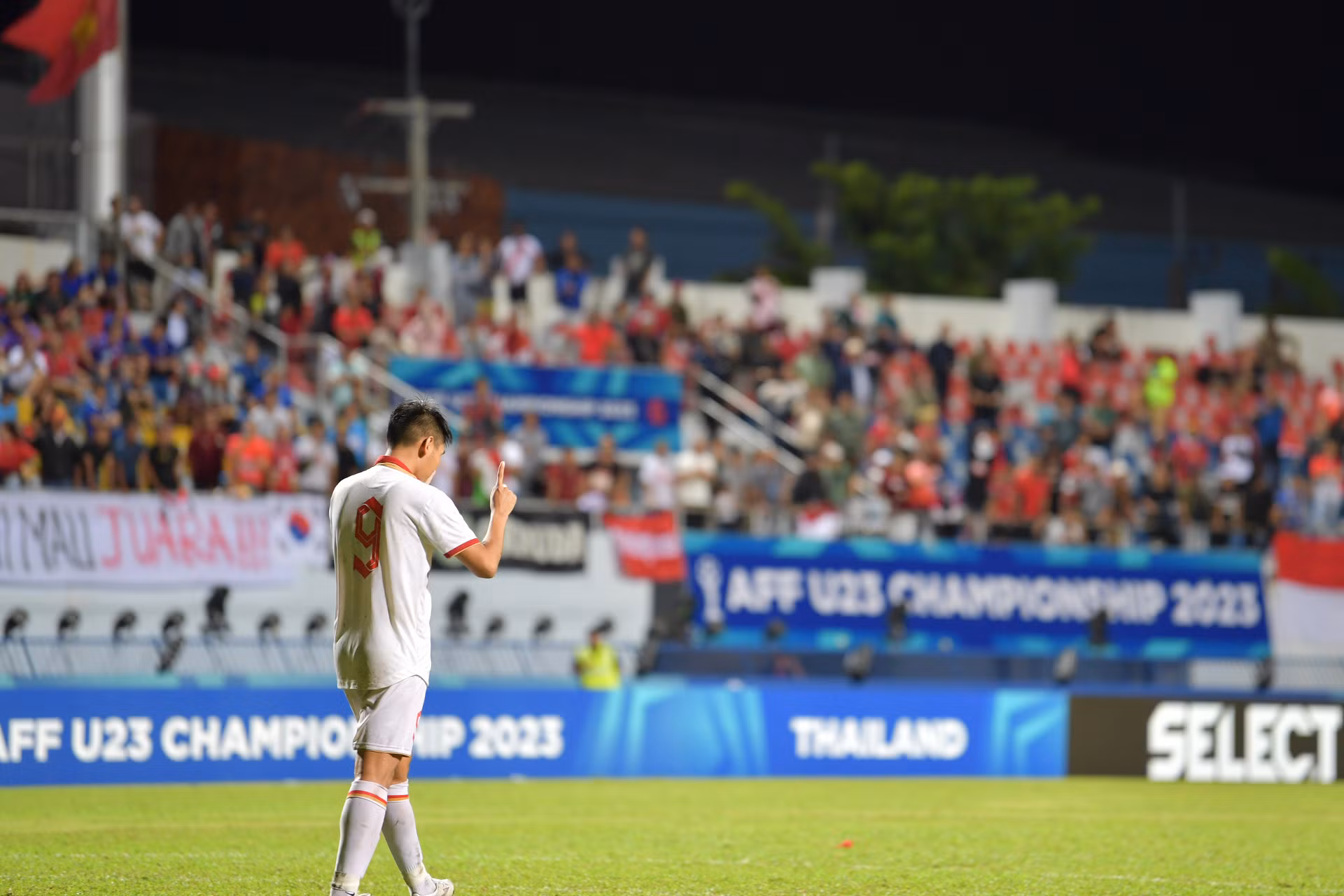 Đinh Xuân Tiến thực hiện thành công cú luân lưu.