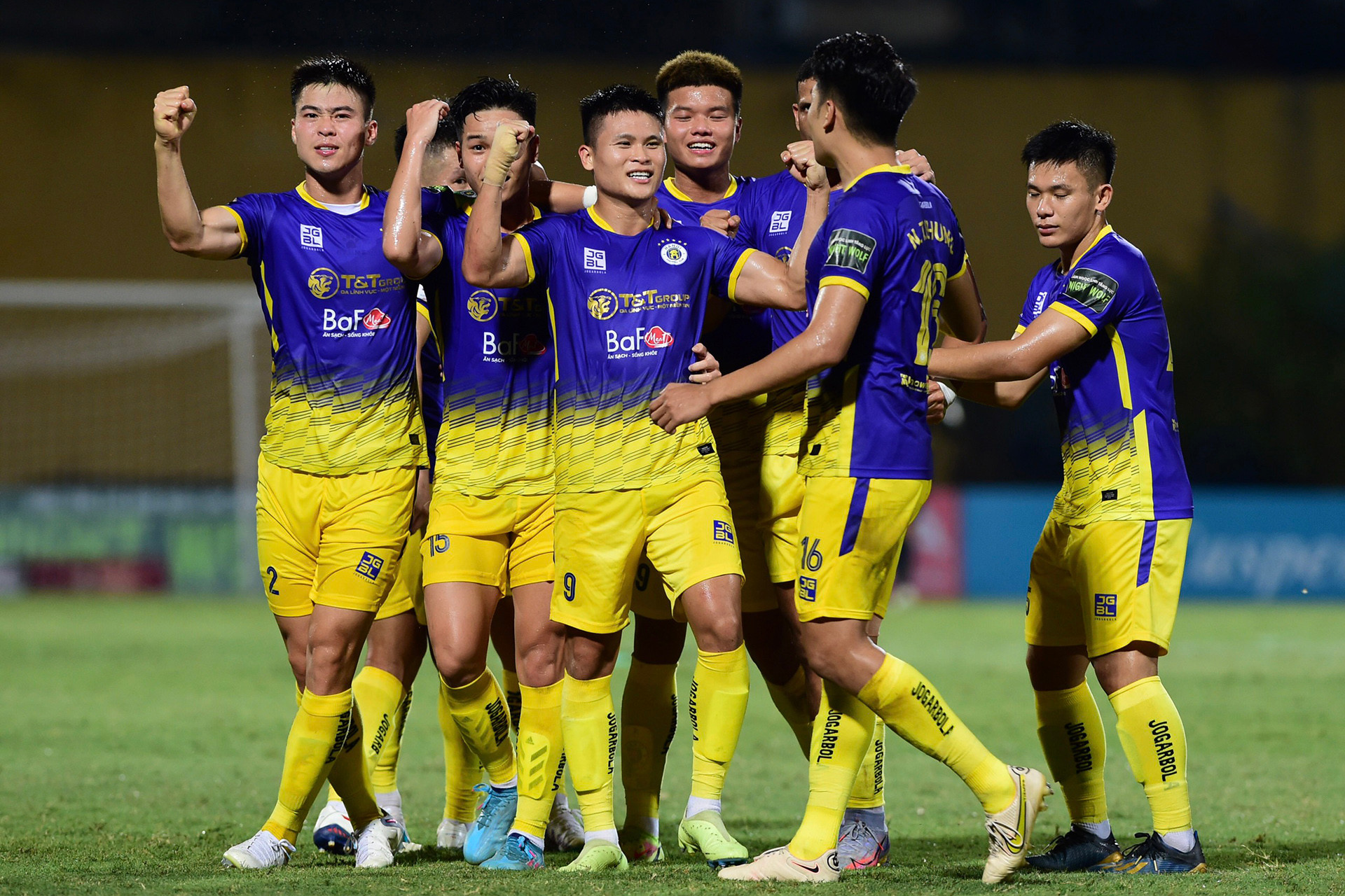 Các đồng đội ăn mừng cùng Tuấn Hải.