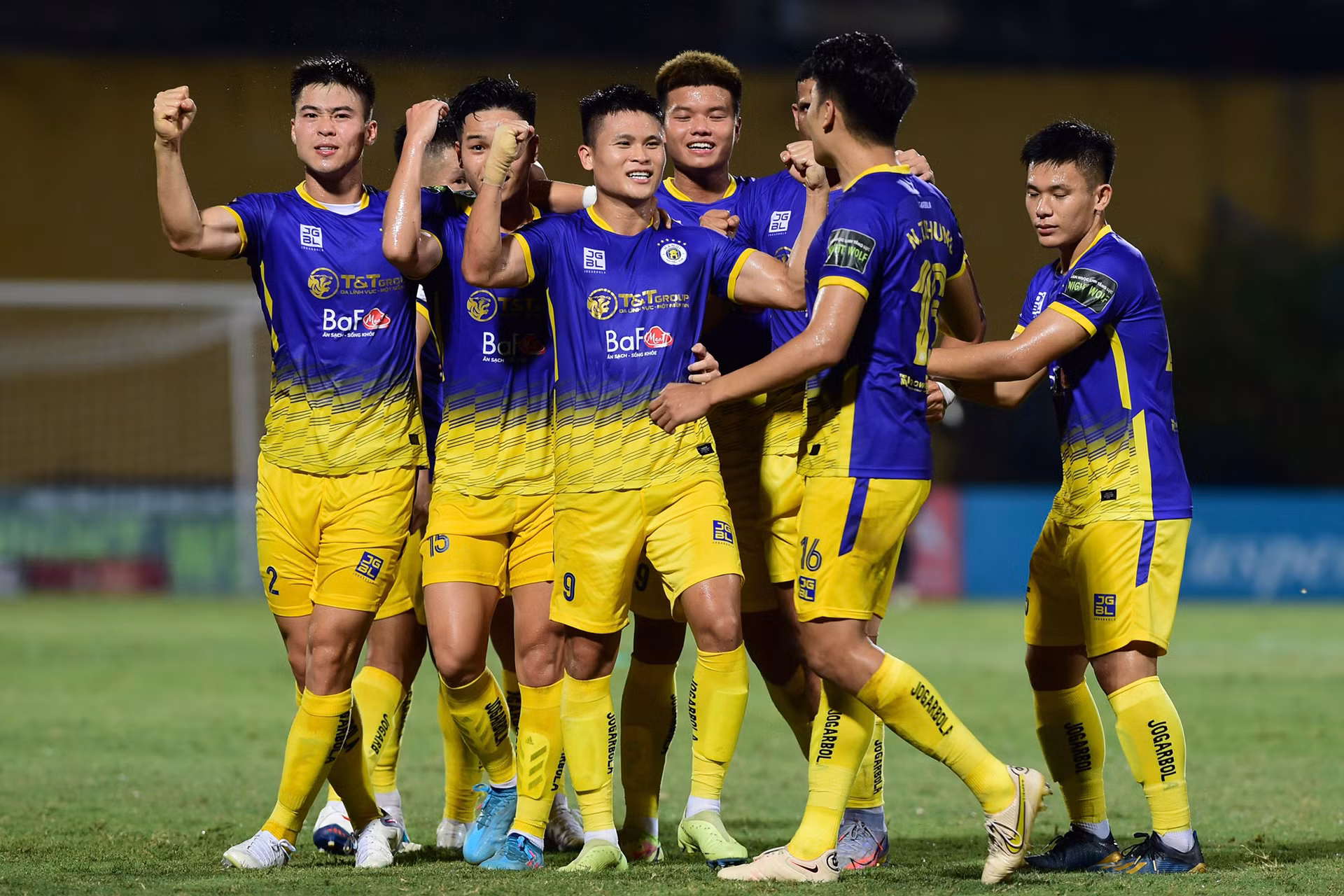 Các đồng đội ăn mừng cùng Tuấn Hải.