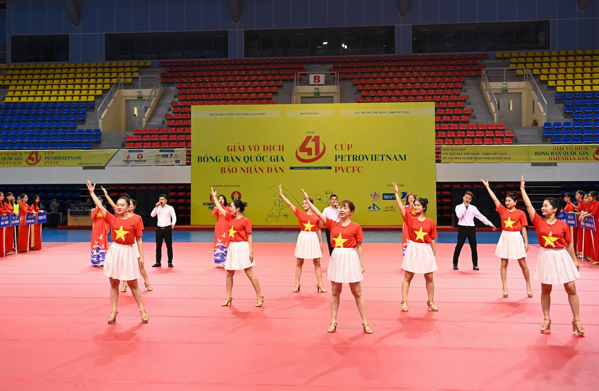 Tiết mục văn nghệ mở màn Lễ khai mạc.