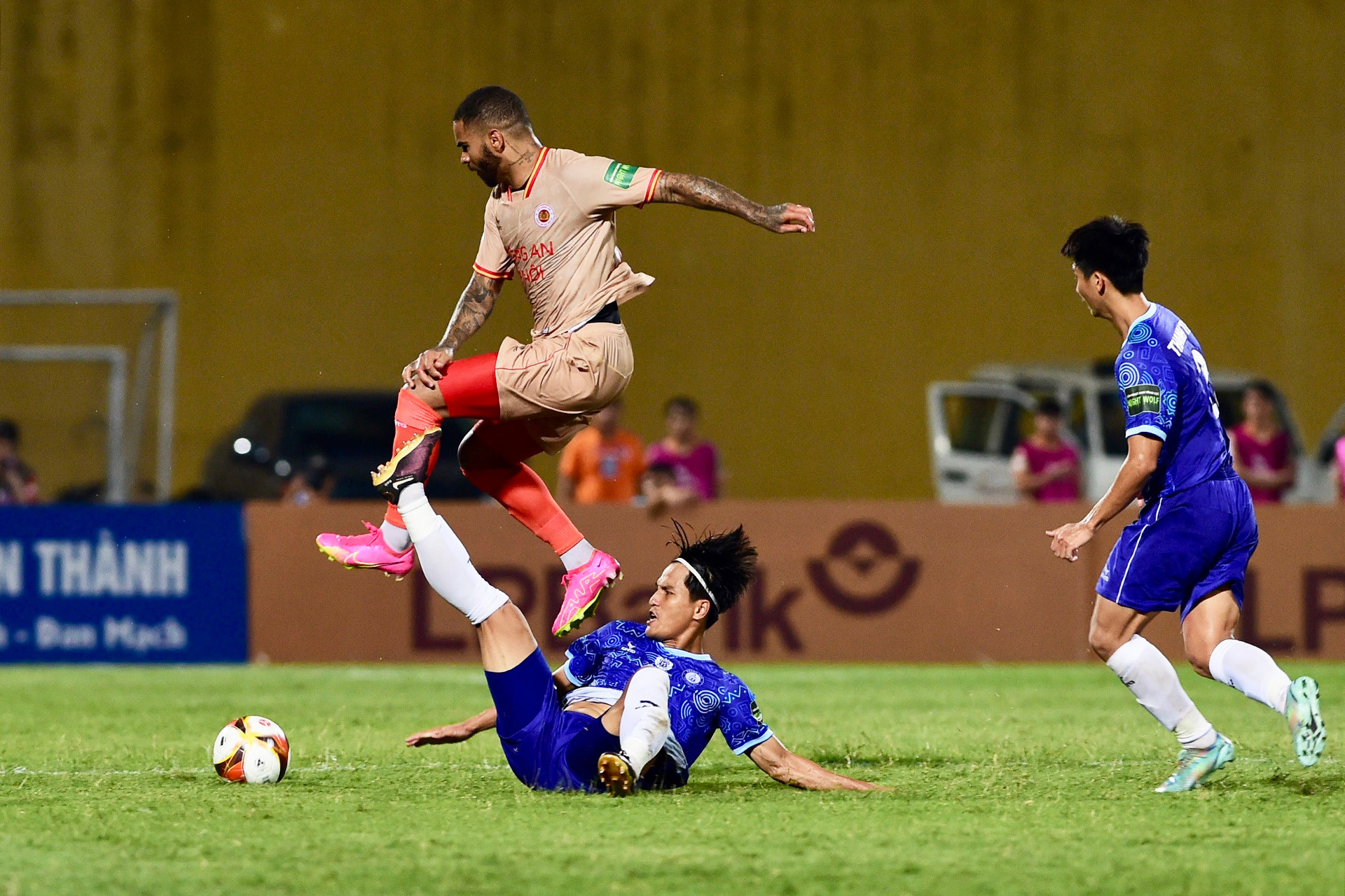 Hiệp 1 kết thúc với tỷ số 0-0.