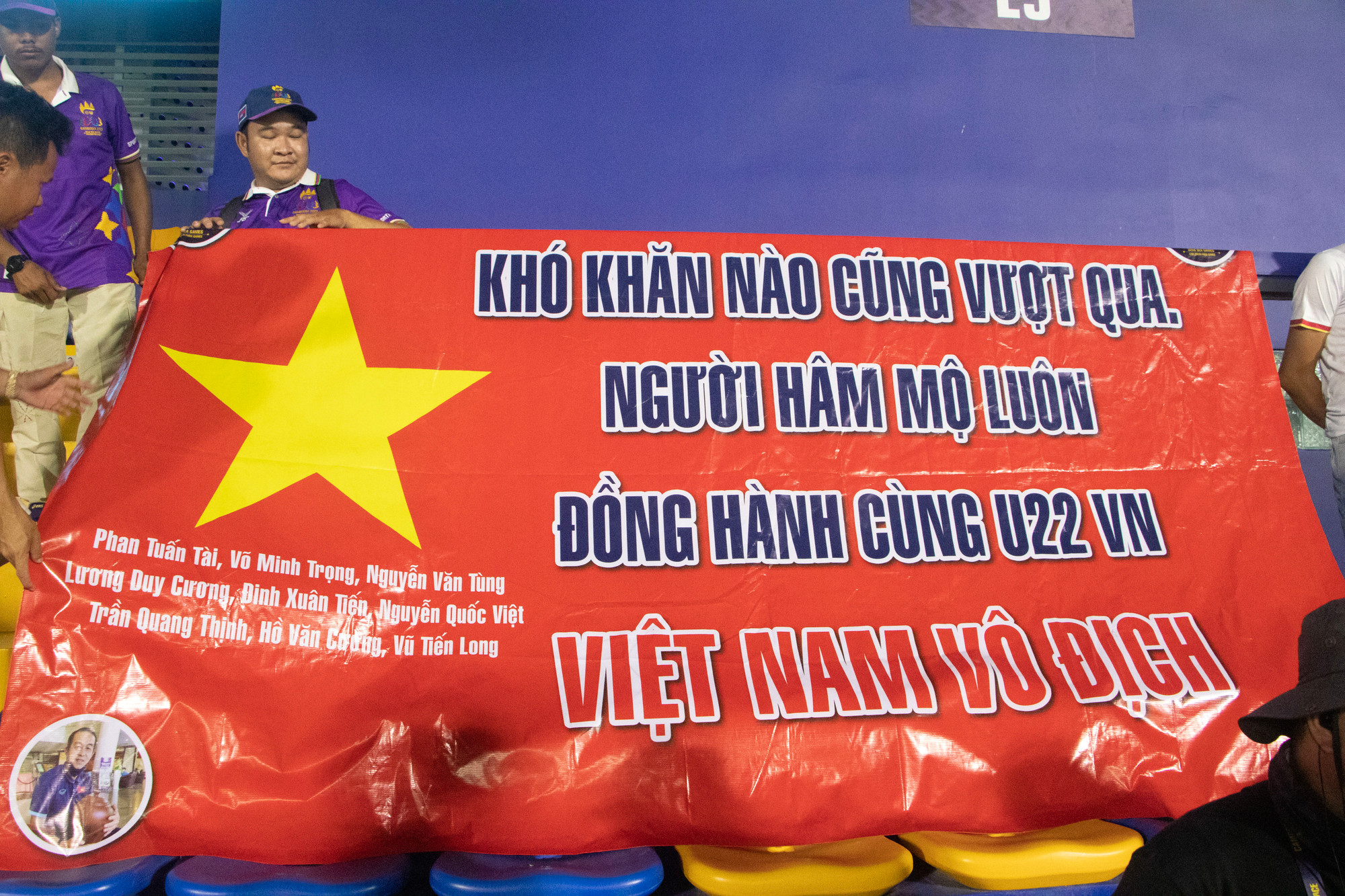 Băng rôn cổ vũ trên khán đài.