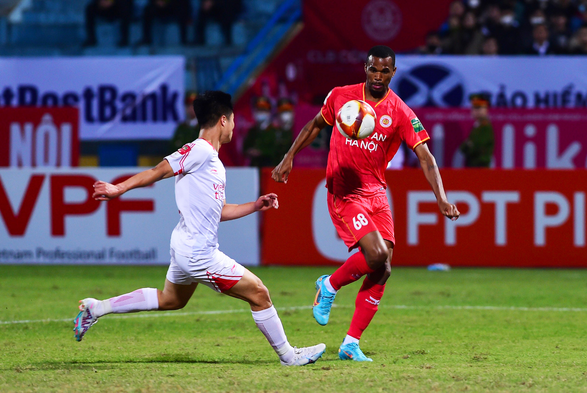 Rodrigues Gustavo Henrique cùng các ngoại binh của Công an Hà Nội chưa thể tìm nhịp thi đấu ở trận này.