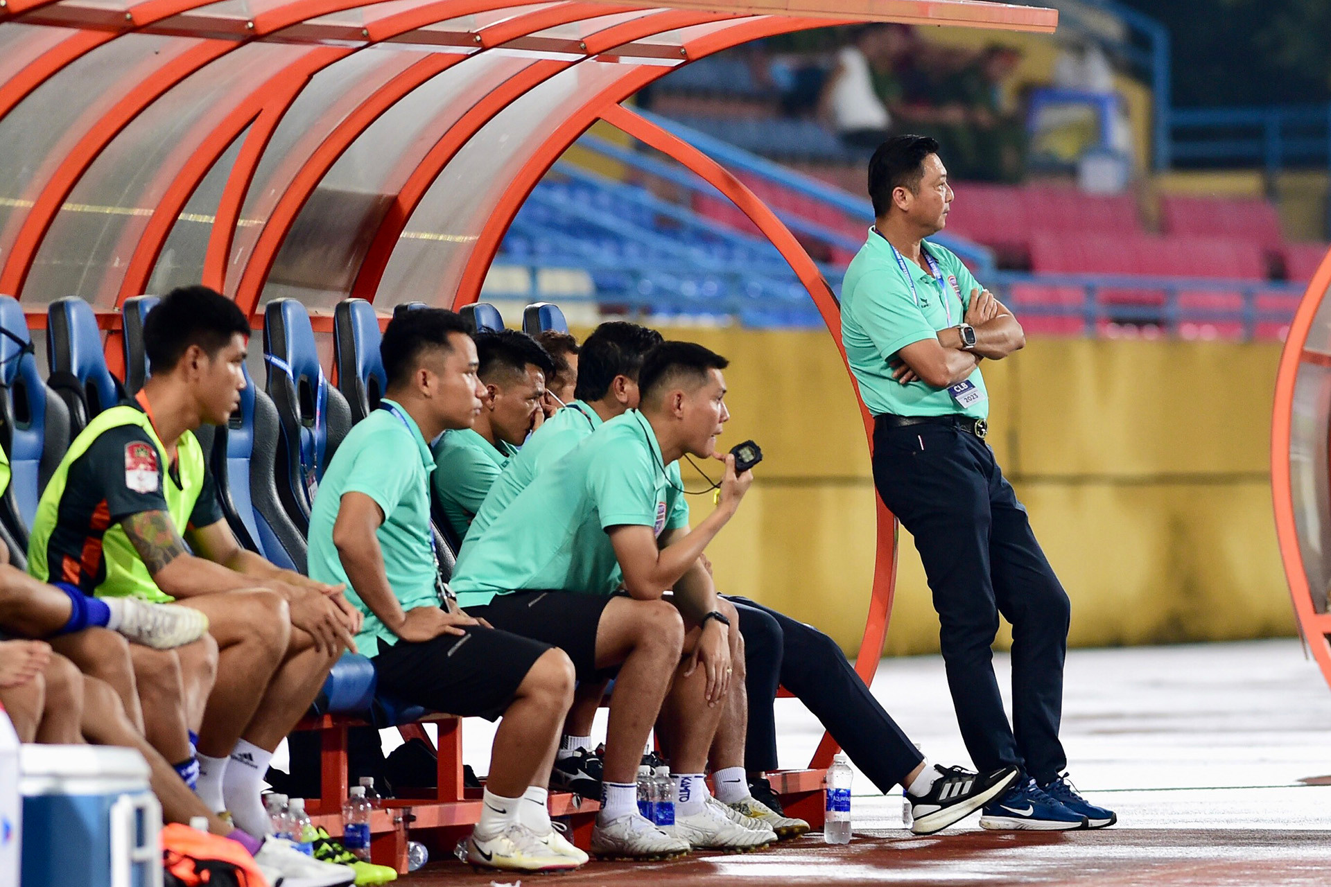 Nỗi buồn của Huấn luyện viên Lê Huỳnh Đức và cầu thủ Bình Dương sau thất bại.