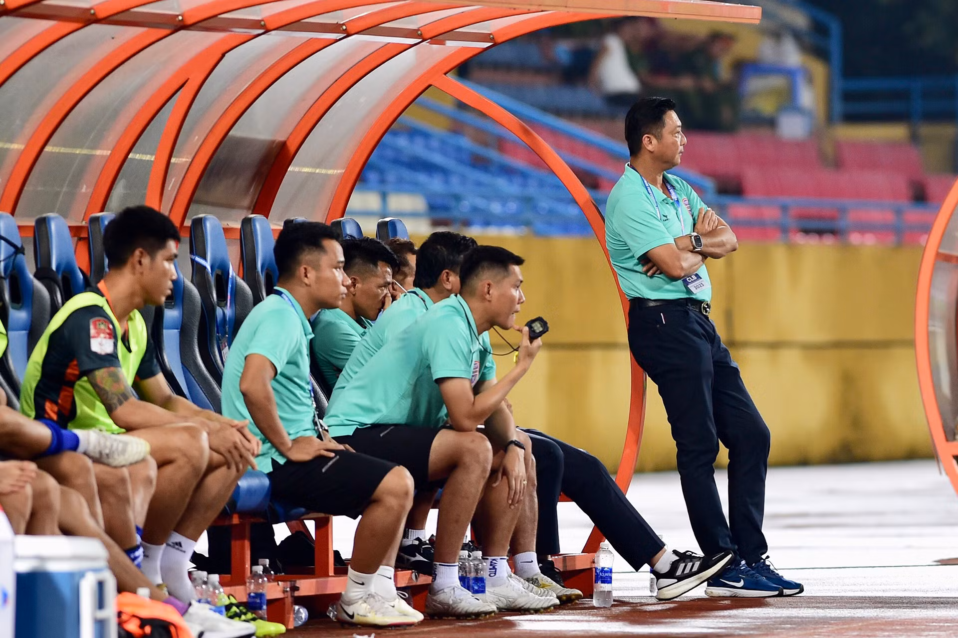 Nỗi buồn của Huấn luyện viên Lê Huỳnh Đức và cầu thủ Bình Dương sau thất bại.