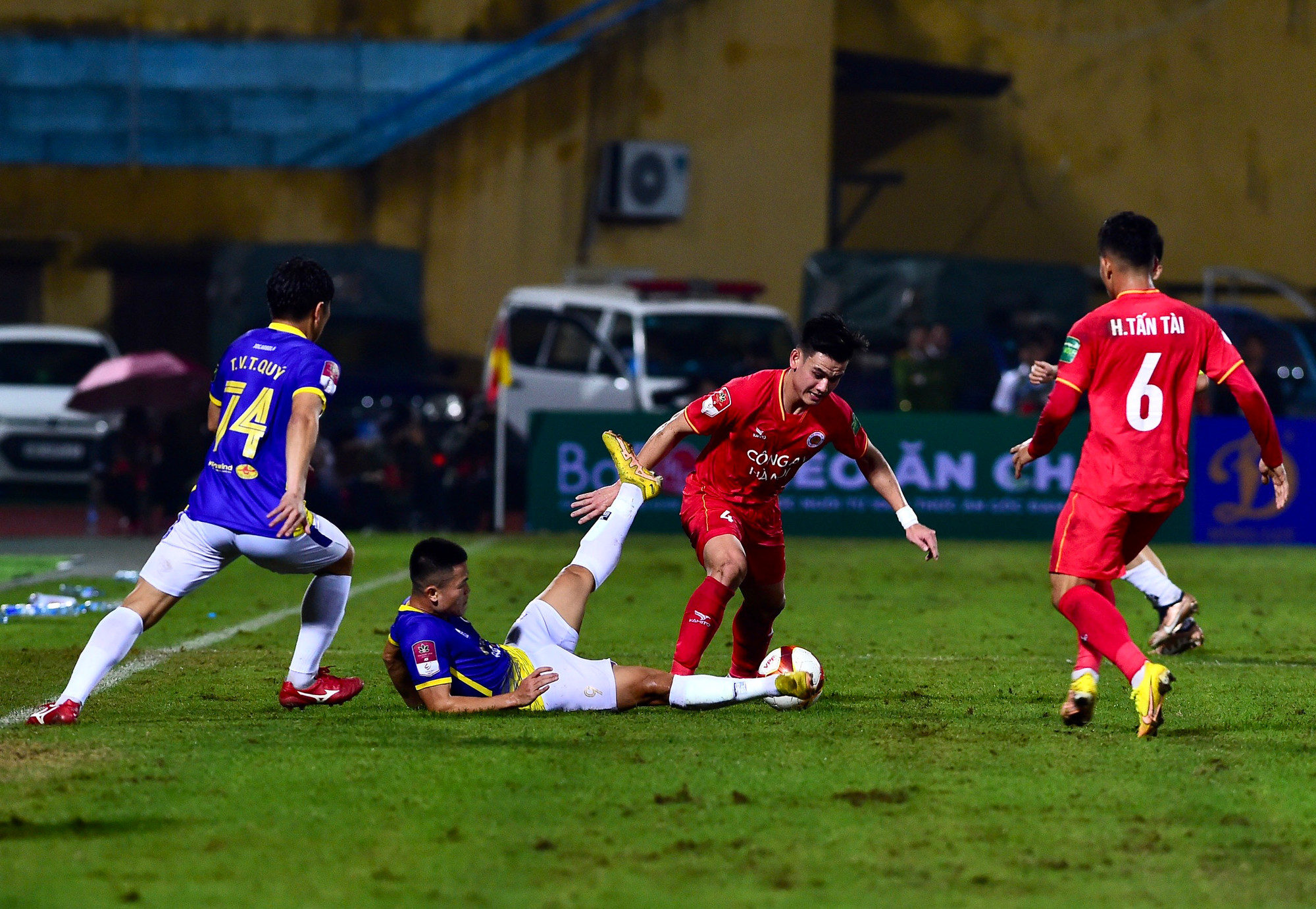 Phạm Tuấn Hải gặp khó khăn trước hàng hậu vệ Công an Hà Nội. Phạm Tuấn Hải gặp khó khăn trước hàng hậu vệ Công an Hà Nội.