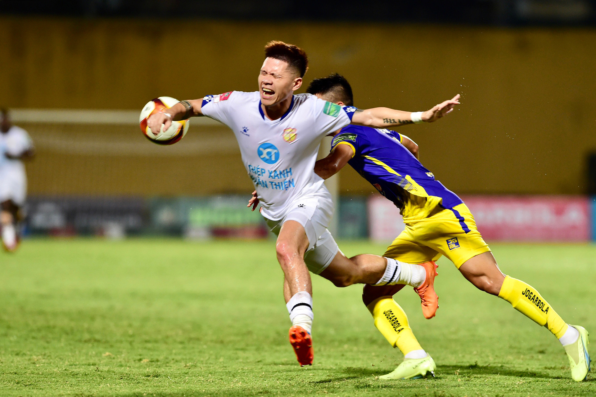 Quyết liệt ngay từ những tình huống bóng đầu tiên.