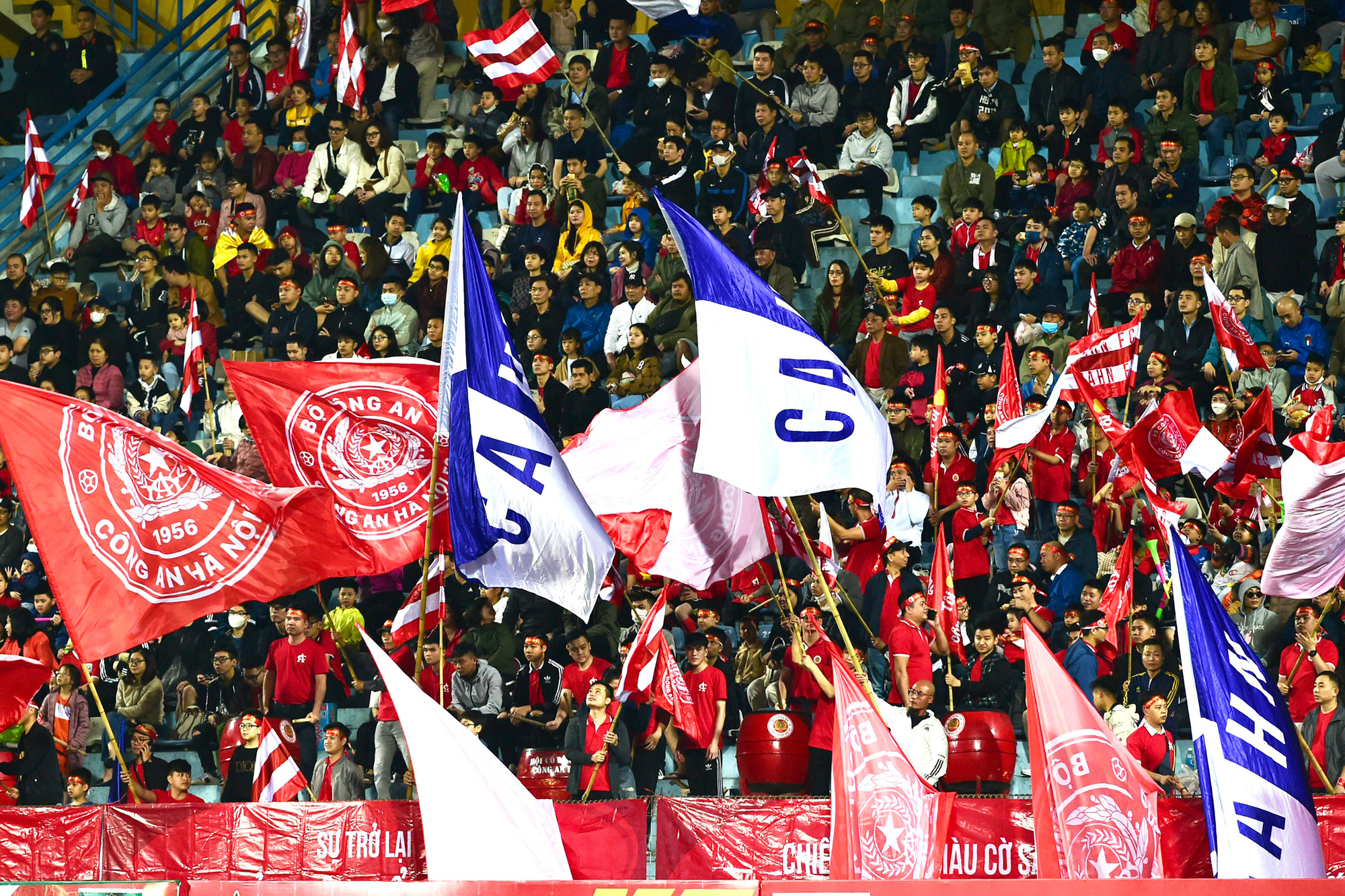 Cổ động viên Công an Hà Nội đến với sân nhà Hàng Đẫy.