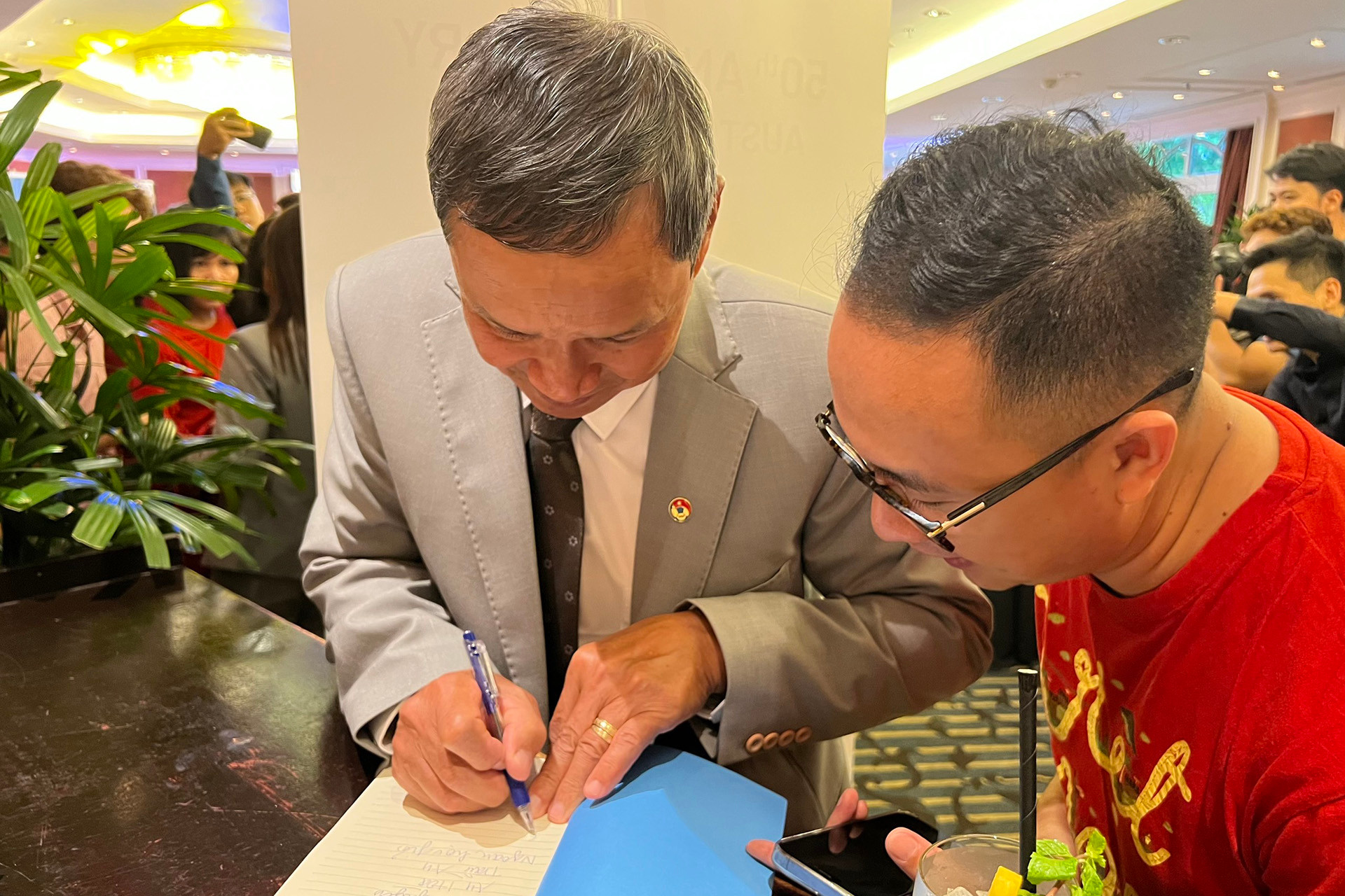 Rất nhiều người hâm mộ nhân dịp này xin chữ ký của huấn luyện viên Mai Đức Chung. Rất nhiều người hâm mộ nhân dịp này xin chữ ký của huấn luyện viên Mai Đức Chung.