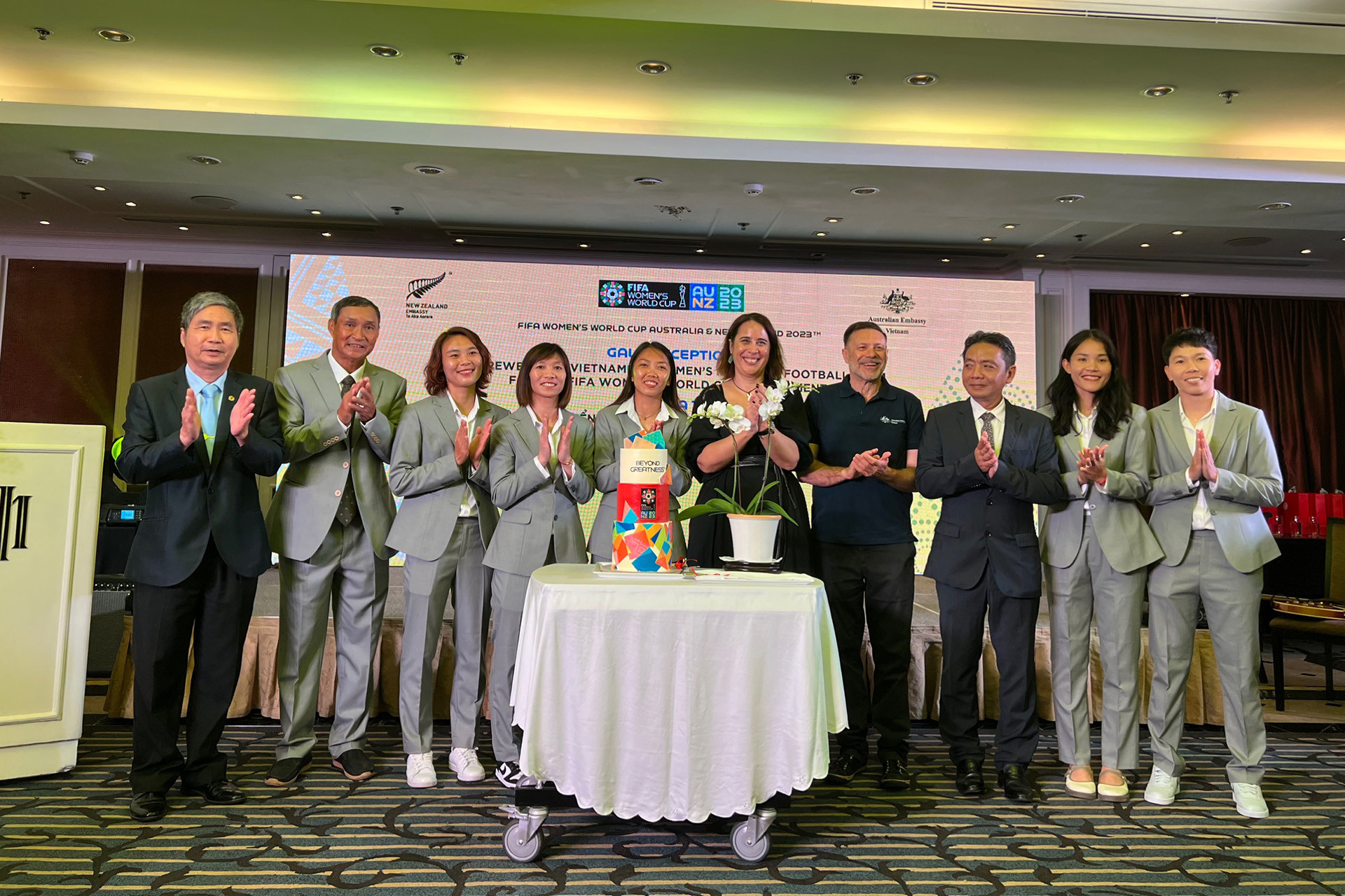 Các đại biểu cùng huấn luyện viên Mai Đức Chung và 5 nữ tuyển thủ chụp hình kỷ niệm. Các đại biểu cùng huấn luyện viên Mai Đức Chung và 5 nữ tuyển thủ chụp hình kỷ niệm.