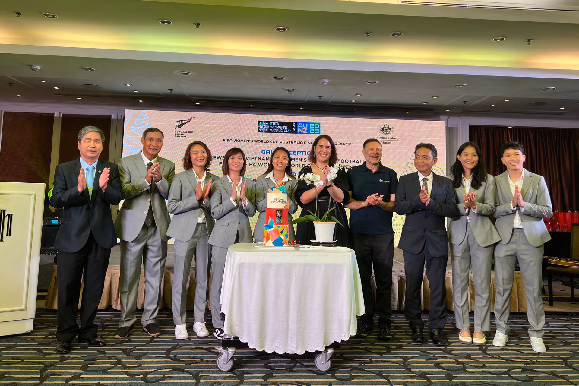 Các đại biểu cùng huấn luyện viên Mai Đức Chung và 5 nữ tuyển thủ chụp hình kỷ niệm.