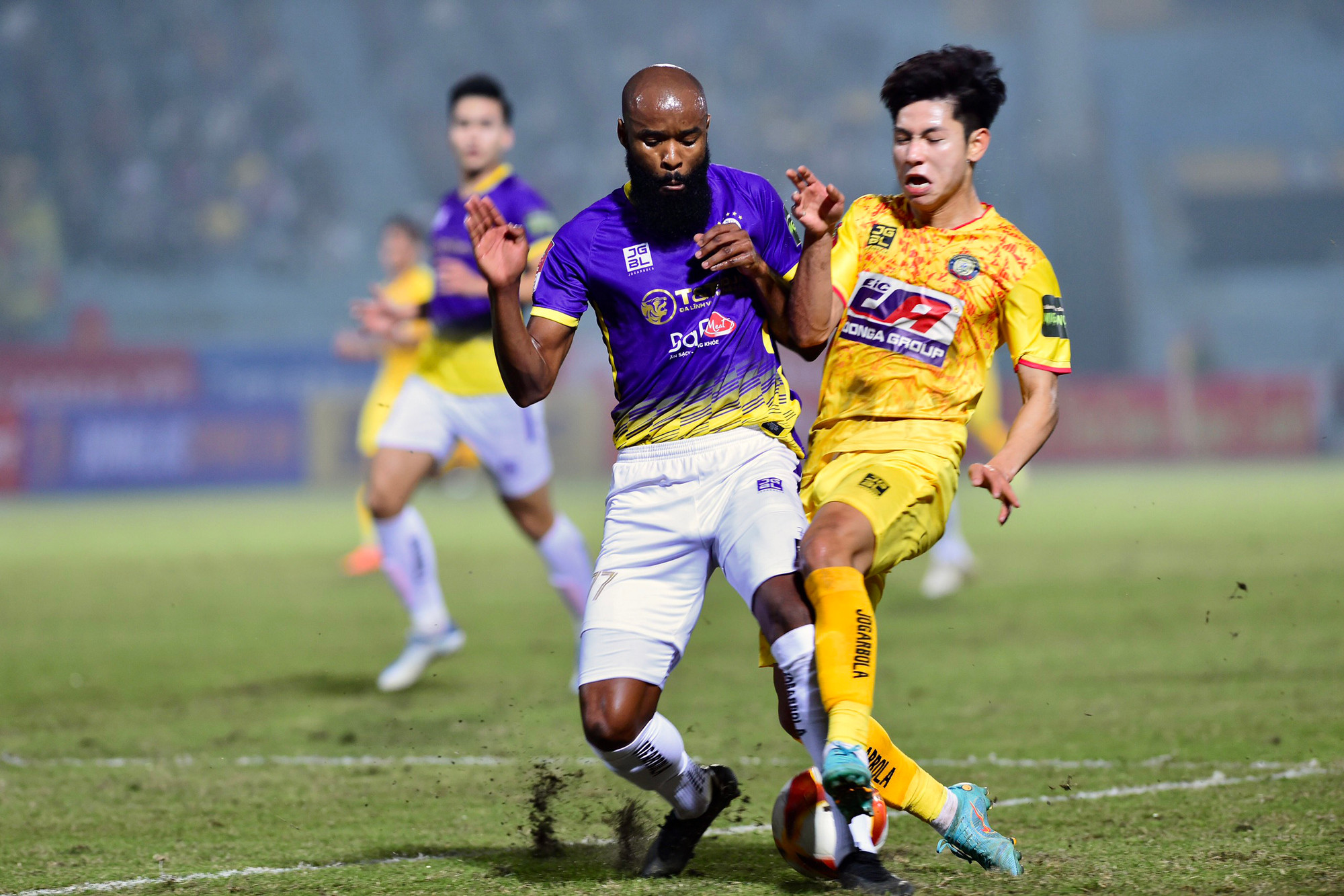 Marcao Silva thay thế vị trí hàng phòng ngự của Thành Chung do anh gặp chấn thương.