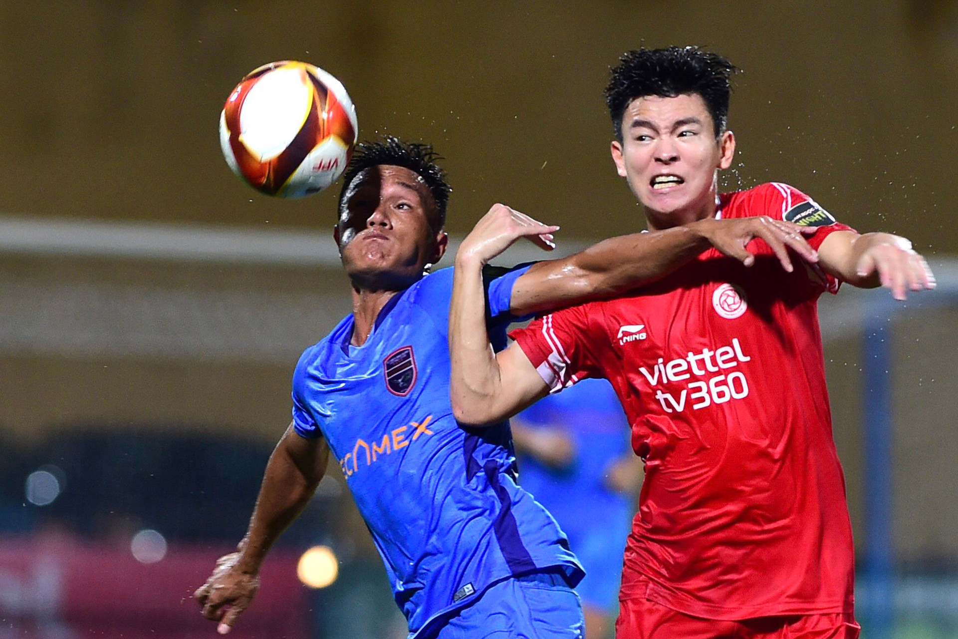 Phan Tuấn Tài (áo đỏ) cạnh tranh bóng.