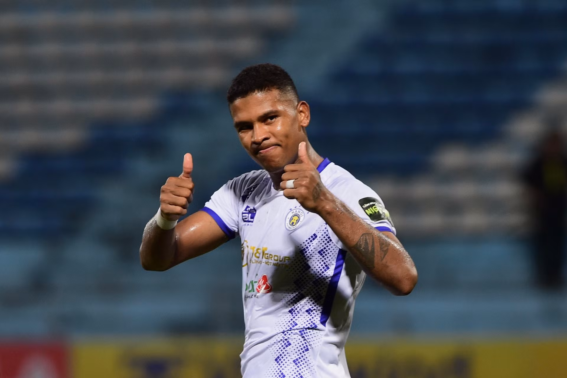 Herlison Caion ăn mừng bàn thắng.