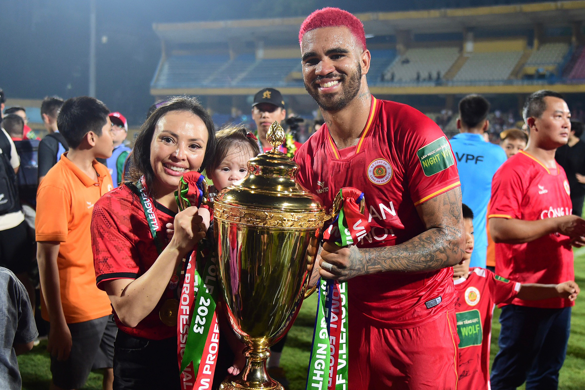 Ngoại binh Jhon Cley ăn mừng cùng gia đình mình.