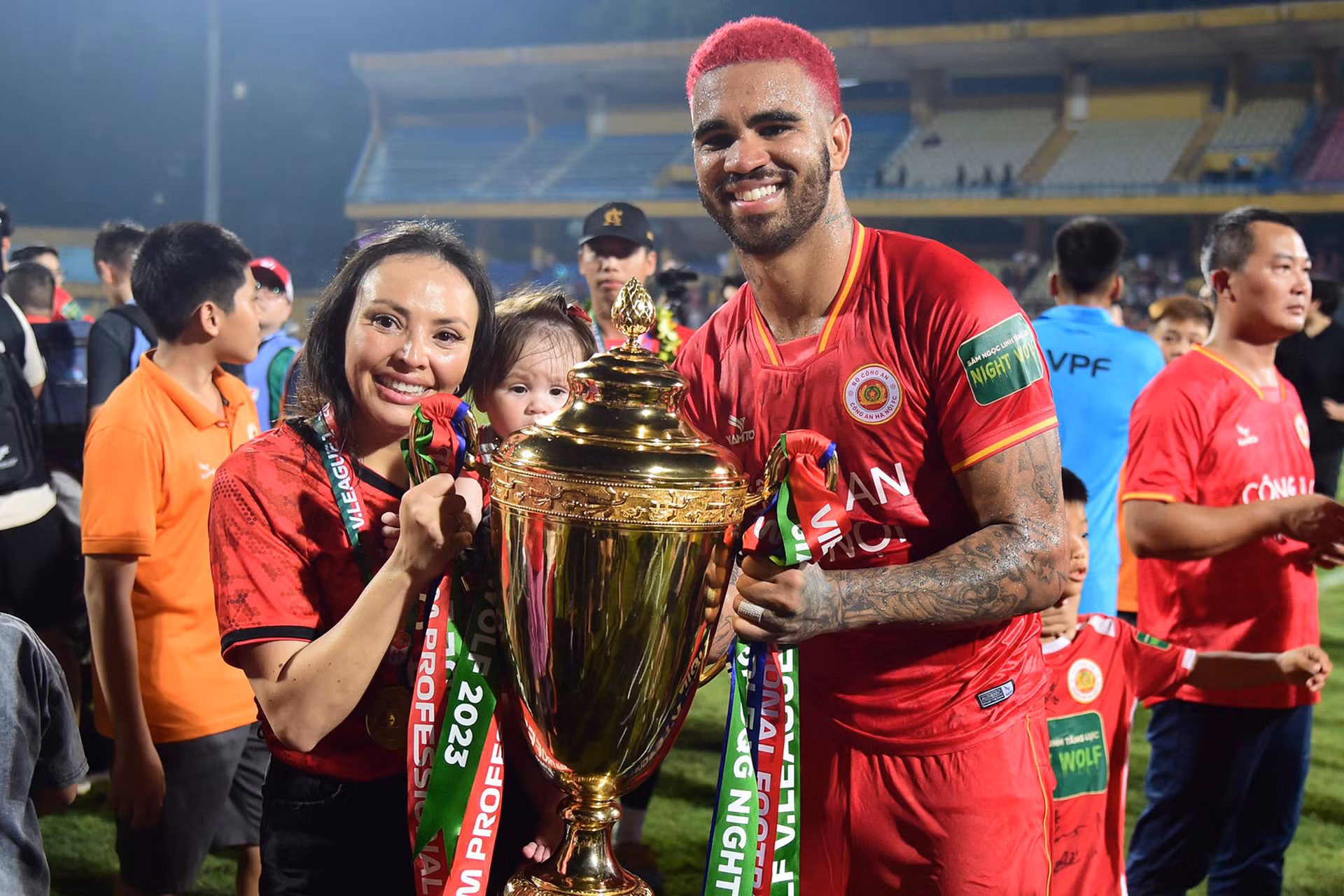 Ngoại binh Jhon Cley ăn mừng cùng gia đình mình.