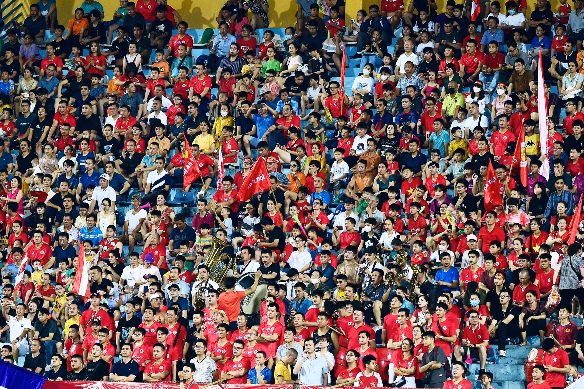 Hội cổ động viên Công an Hà Nội lấp kín khán đài sân Hàng Đẫy. Hội cổ động viên Công an Hà Nội lấp kín khán đài sân Hàng Đẫy.
