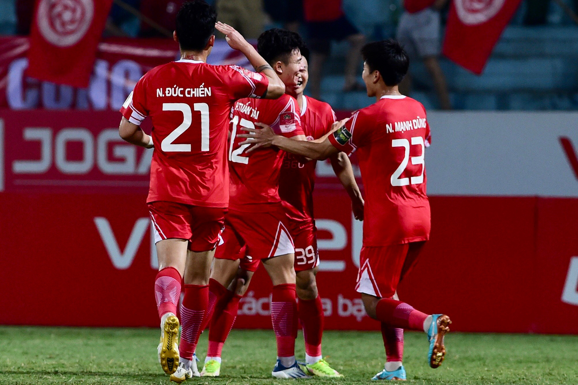 Tiếp đà hưng phấn, Viettel không quá khó khăn để có được bàn thắng thứ 3, khi chỉ vài phút sau đó, Hoàng Đức tiếp tục tạo đường kiến tạo để Dương Văn Hào đệm lòng cận thành trong vòng cấm.