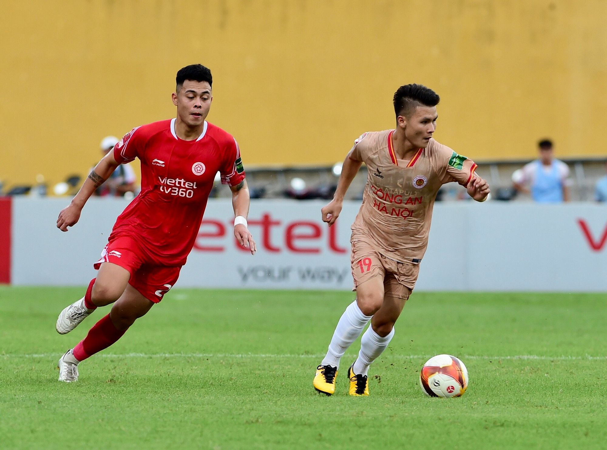 Ở phút 37, Raphael Success bị Jaha phạm lỗi trong vòng cấm, trọng tài lập tức thổi phạt đền cho Công an Hà Nội. Trên chấm 11m, Quang Hải không bỏ lỡ cơ hội ghi bàn thắng đầu tiên kể từ khi khoác áo đội bóng ngành Công an.