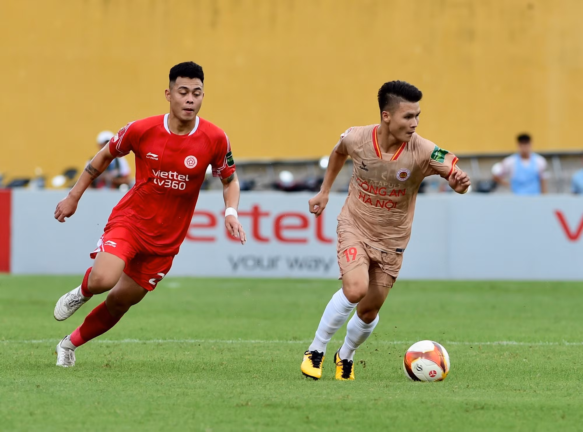 Ở phút 37, Raphael Success bị Jaha phạm lỗi trong vòng cấm, trọng tài lập tức thổi phạt đền cho Công an Hà Nội. Trên chấm 11m, Quang Hải không bỏ lỡ cơ hội ghi bàn thắng đầu tiên kể từ khi khoác áo đội bóng ngành Công an.