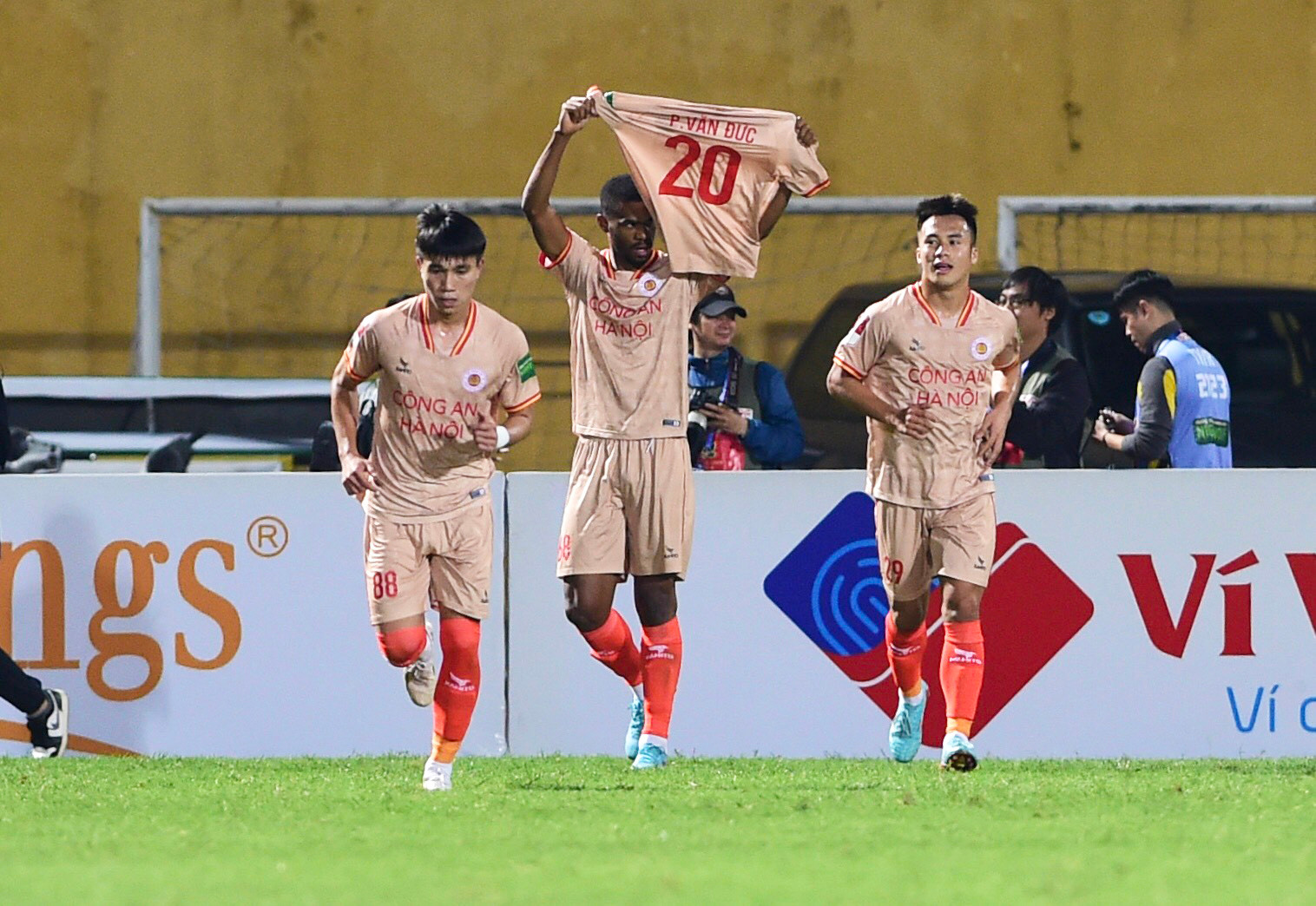 Niềm vui của Gustavo Henrique và các đồng đội sau khi ghi bàn mở tỷ số trận đấu.