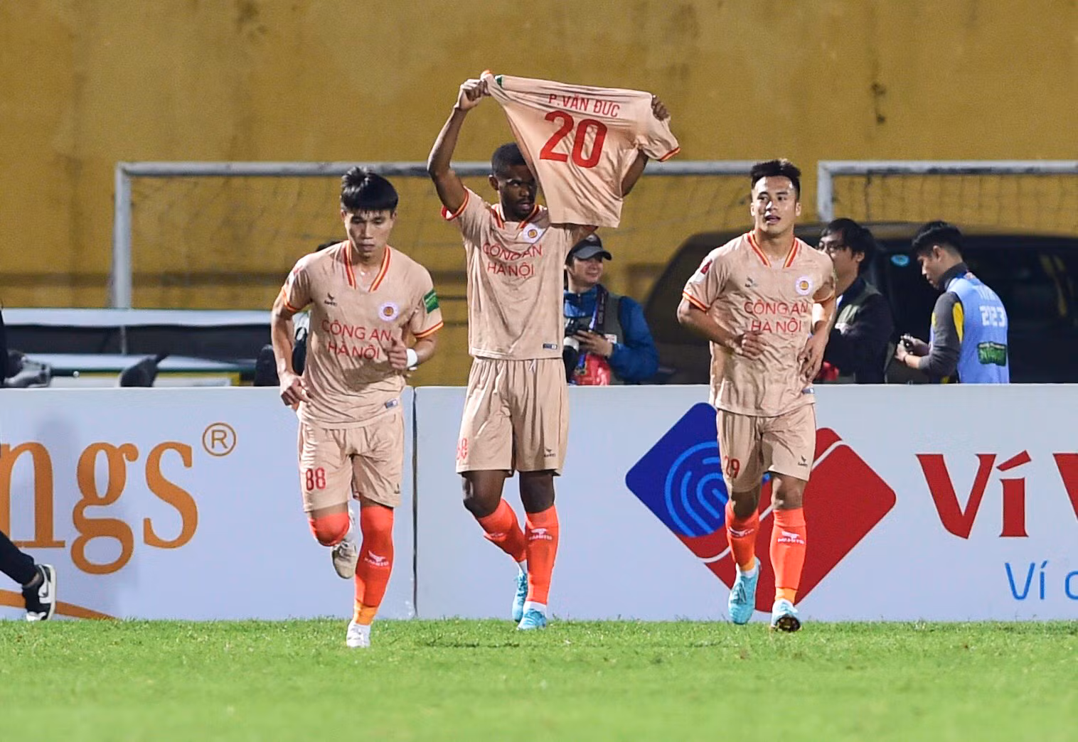 Niềm vui của Gustavo Henrique và các đồng đội sau khi ghi bàn mở tỷ số trận đấu.