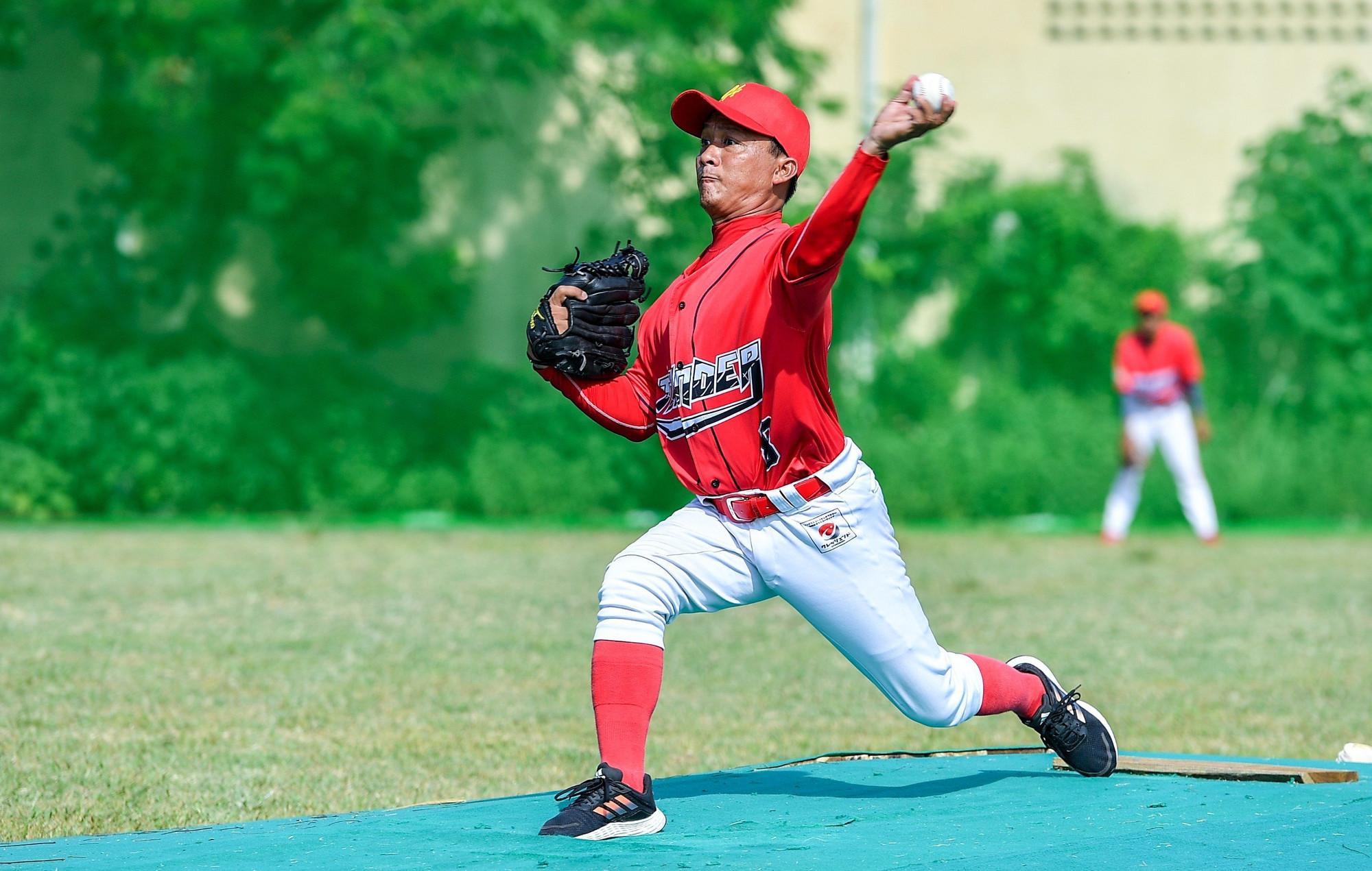 Pitcher của Ho Chi Minh City Thunders tung ra những cú ném đầu tiên của giải đấu.
