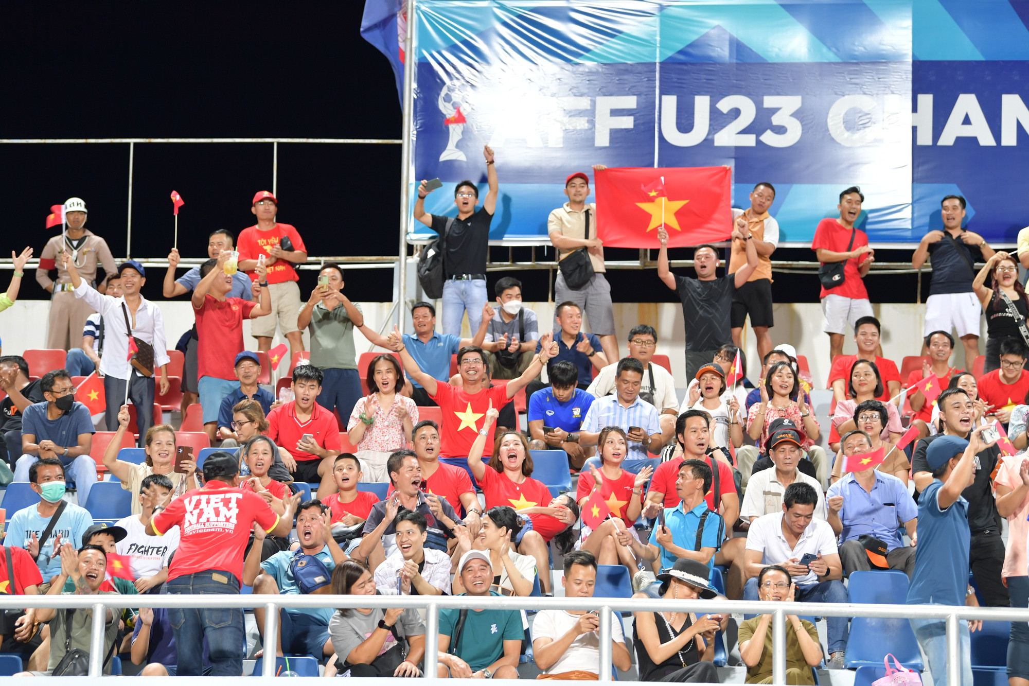 Cổ động viên Việt Nam có mặt tại sân vận động Rayong (Thái Lan).