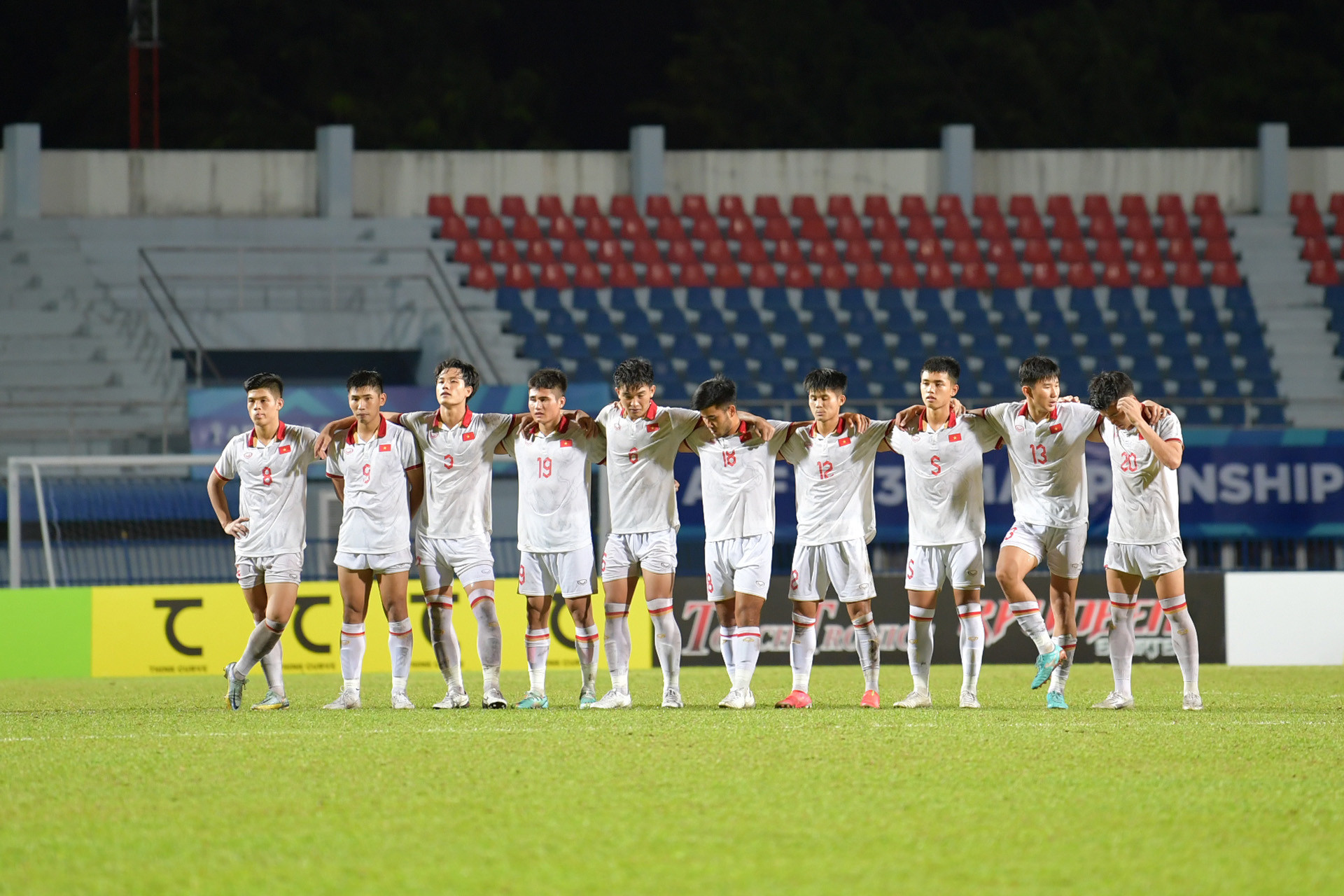 Các cầu thủ sẵn sàng cho loạt sút 11m.