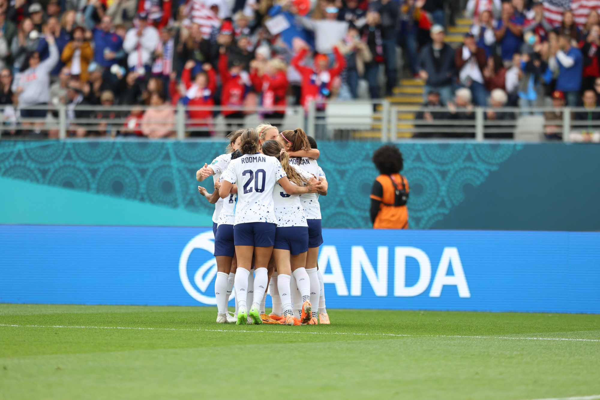 Sau những áp lực liên tiếp, phút 14, đội tuyển nữ Mỹ tấn công trung lộ bài bản để Sophia Smith dứt điểm quyết đoán hạ gục thủ môn Kim Thanh, mở tỷ số 1-0 cho đội tuyển nữ Mỹ.