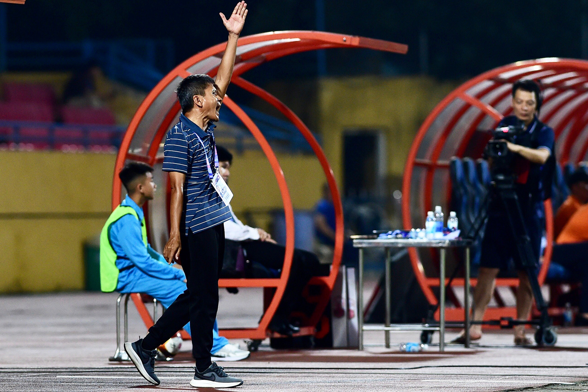 Huấn luyện viên của Khánh Hoà Võ Đình Tân chỉ đạo các cầu thủ của mình thi đấu.