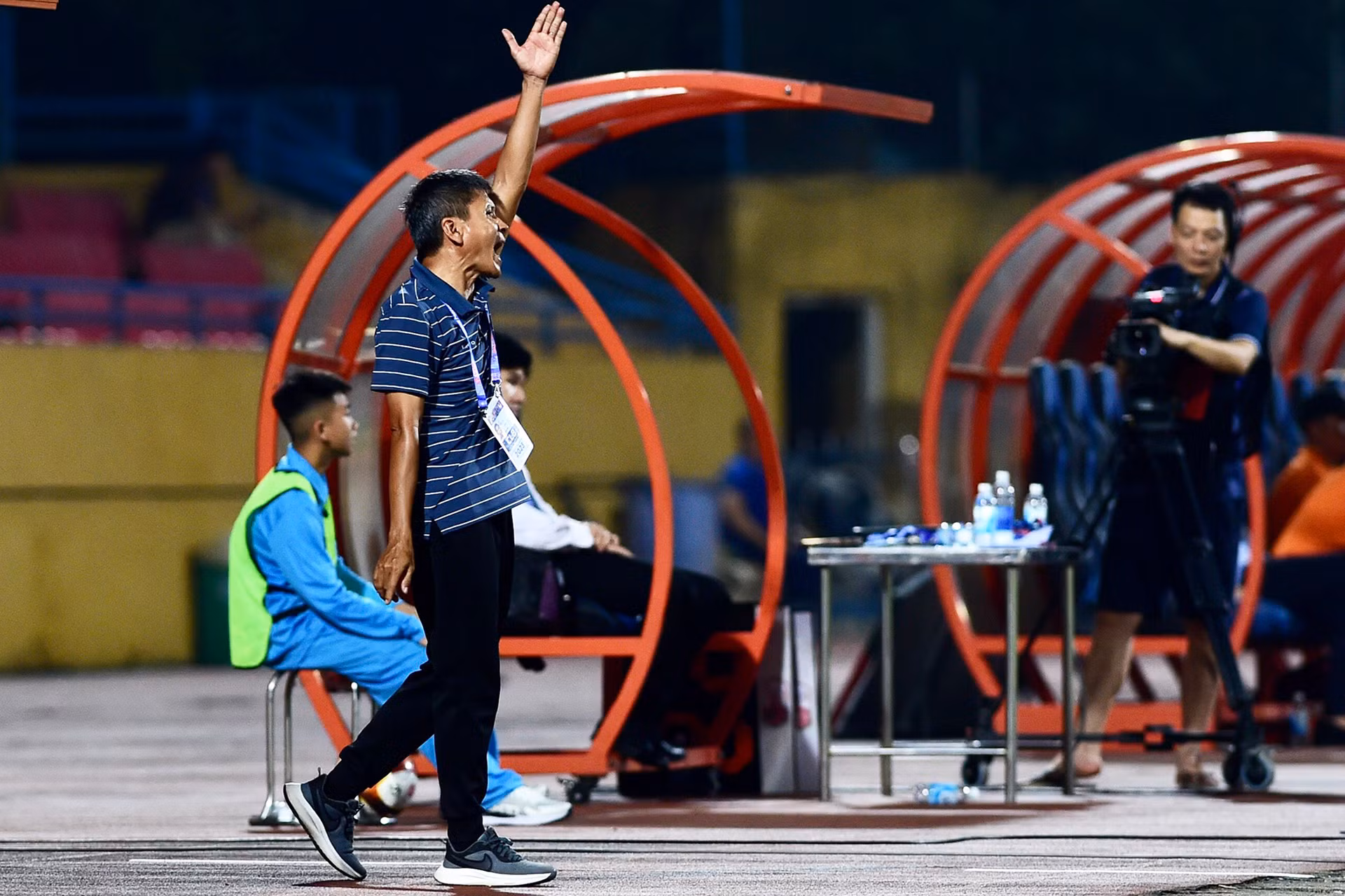 Huấn luyện viên của Khánh Hoà Võ Đình Tân chỉ đạo các cầu thủ của mình thi đấu. Huấn luyện viên của Khánh Hoà Võ Đình Tân chỉ đạo các cầu thủ của mình thi đấu.