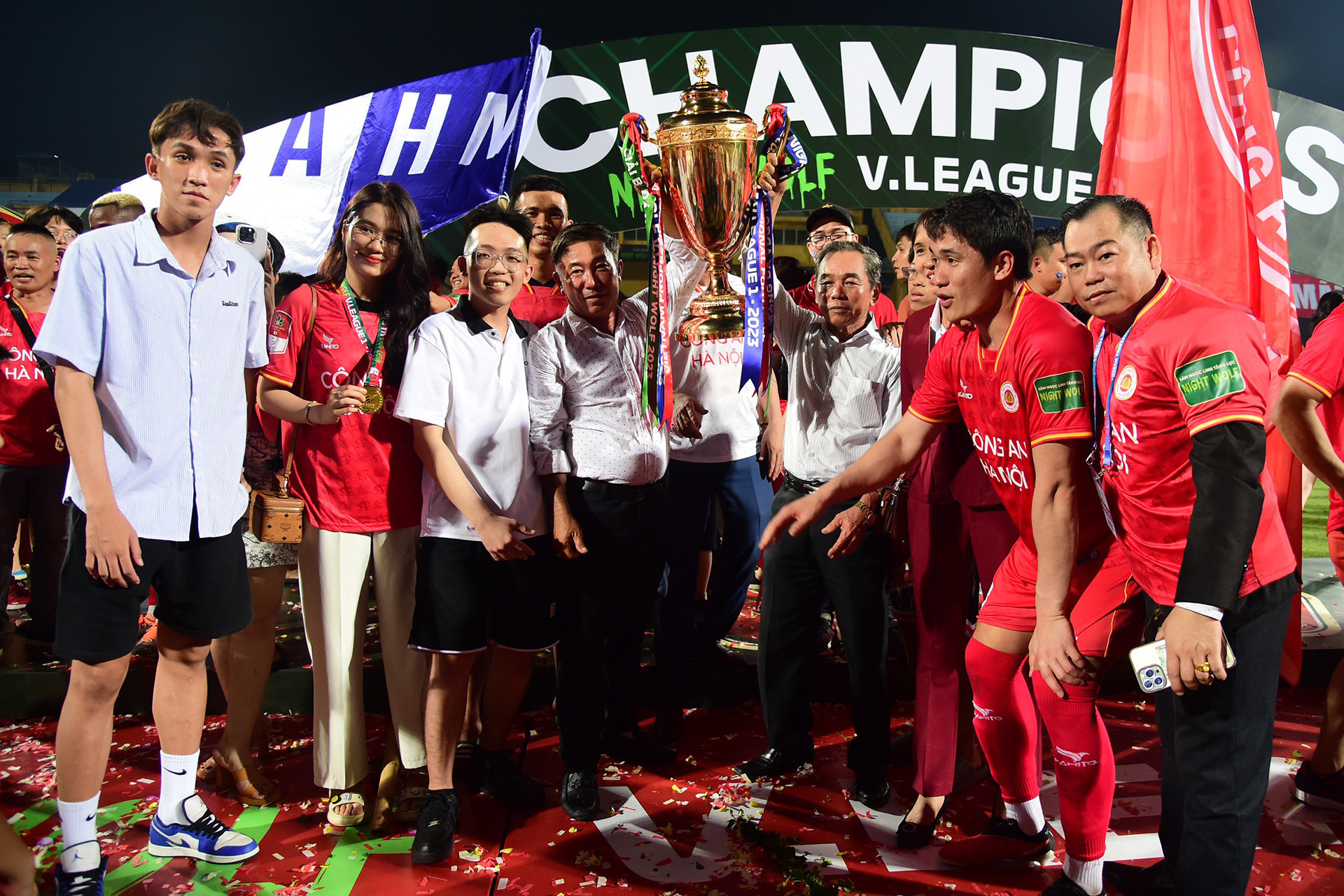 Người hâm mộ chụp ảnh cùng Cúp vô địch V-League.