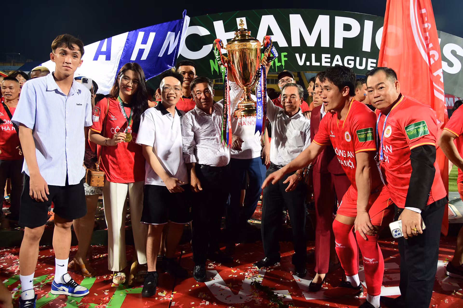 Người hâm mộ chụp ảnh cùng Cúp vô địch V-League.