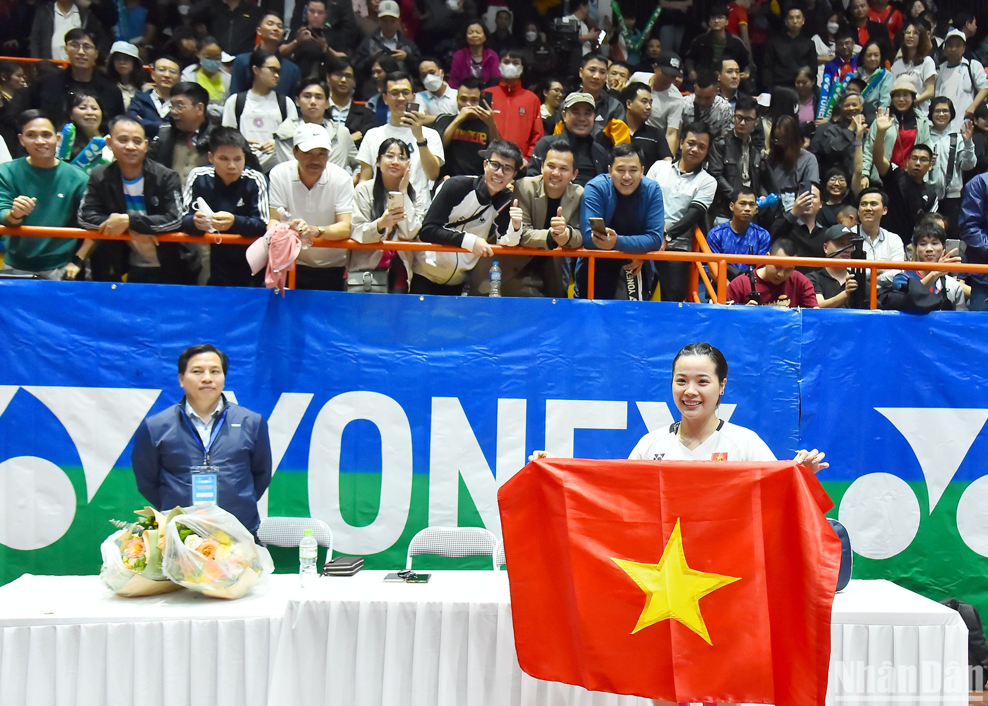 Tay vợt Nguyễn Thùy Linh rạng rỡ trong khoảnh khắc lên ngôi vô địch với người hâm mộ tại Nhà thi đấu Tây Hồ.