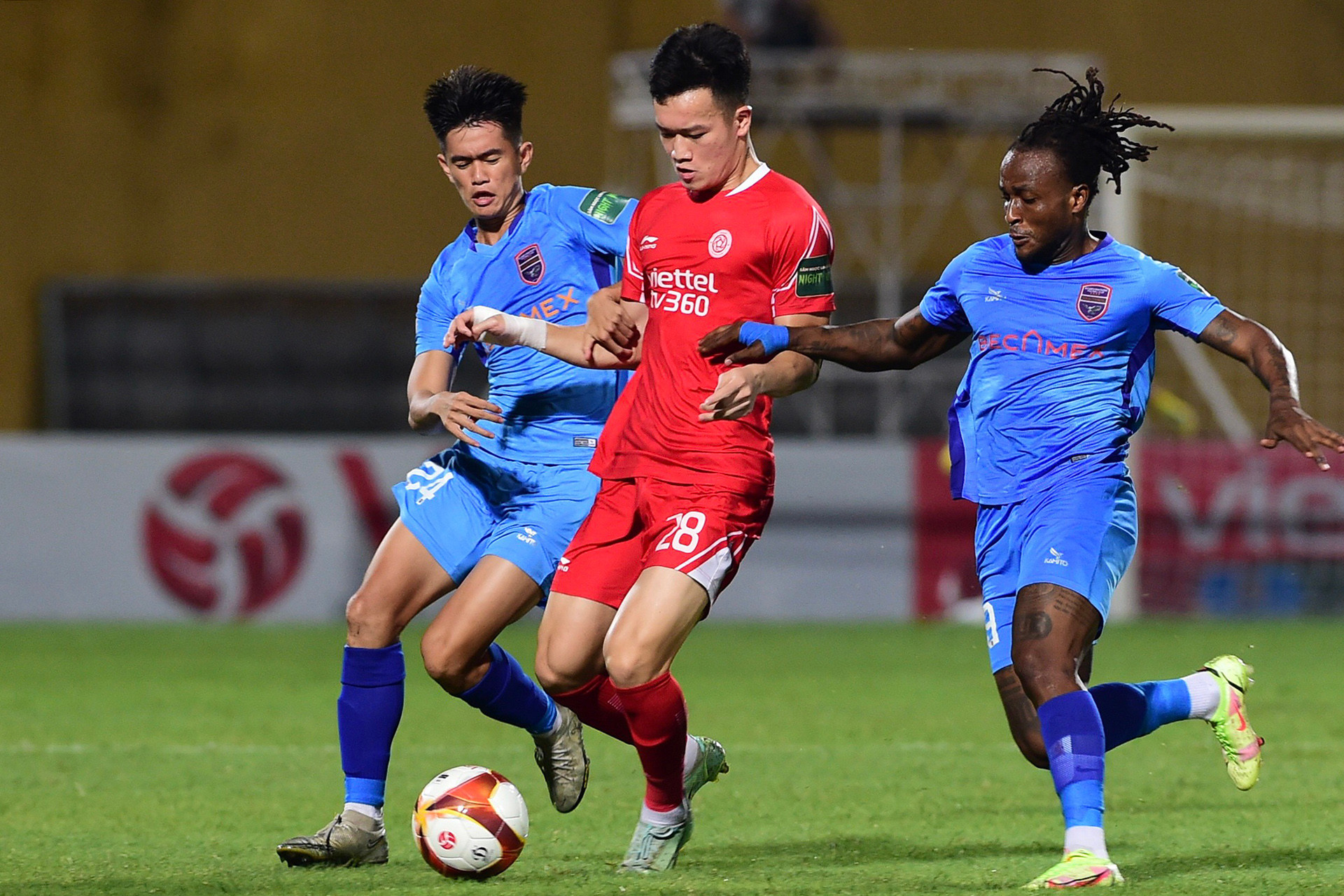 Hoàng Đức được "chăm sóc" kỹ lưỡng khu vực tuyến giữa.