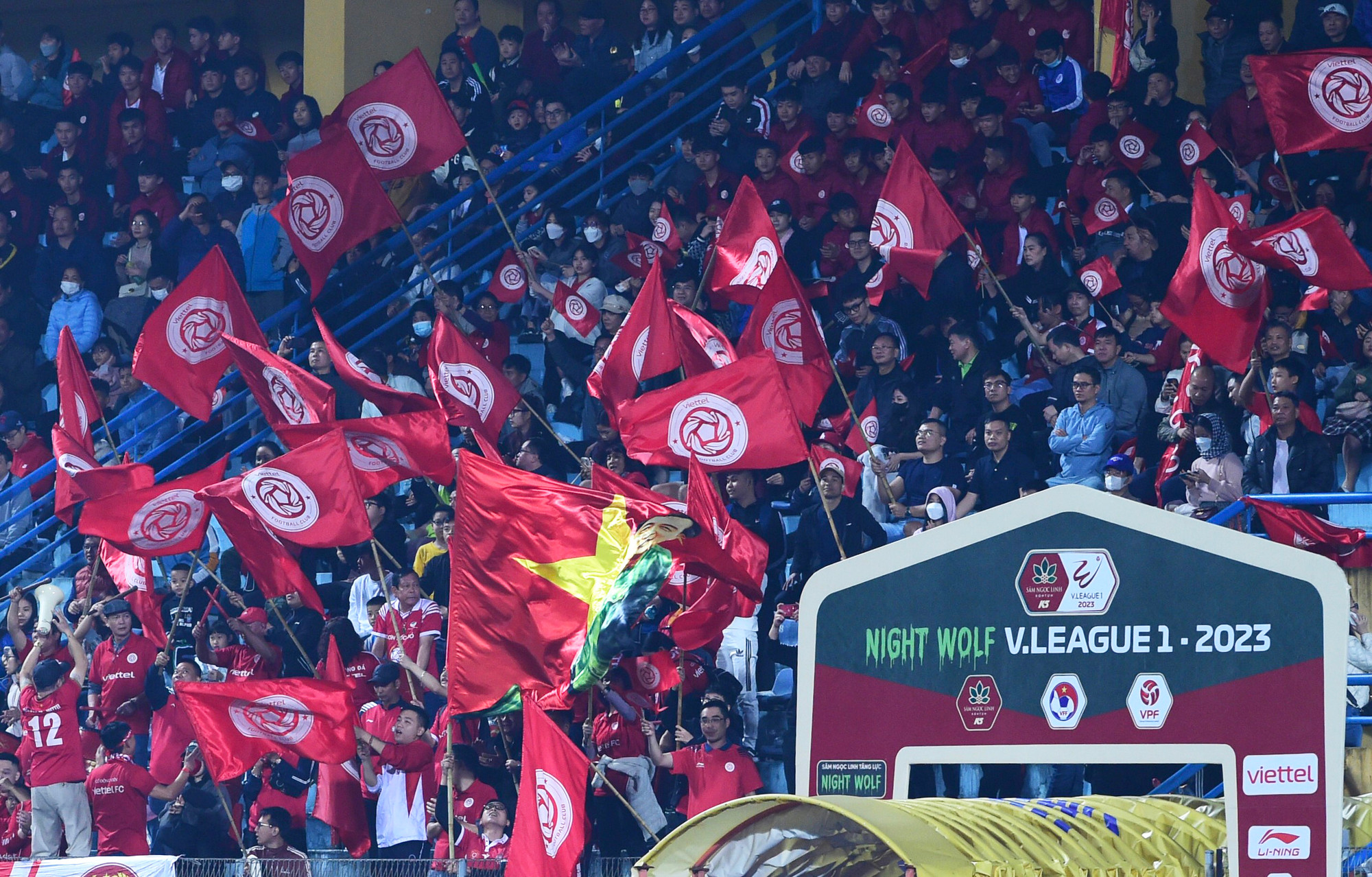 Cổ động viên Viettel "tiếp lửa" cho đội nhà.