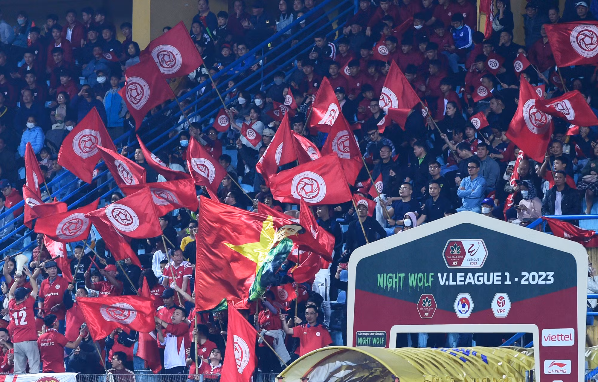 Cổ động viên Viettel "tiếp lửa" cho đội nhà.