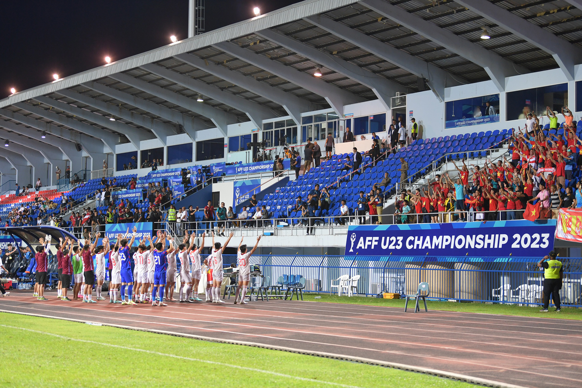 Sự có mặt của các cổ động viên đã tiếp thêm tinh thần cho cầu thủ thi đấu.