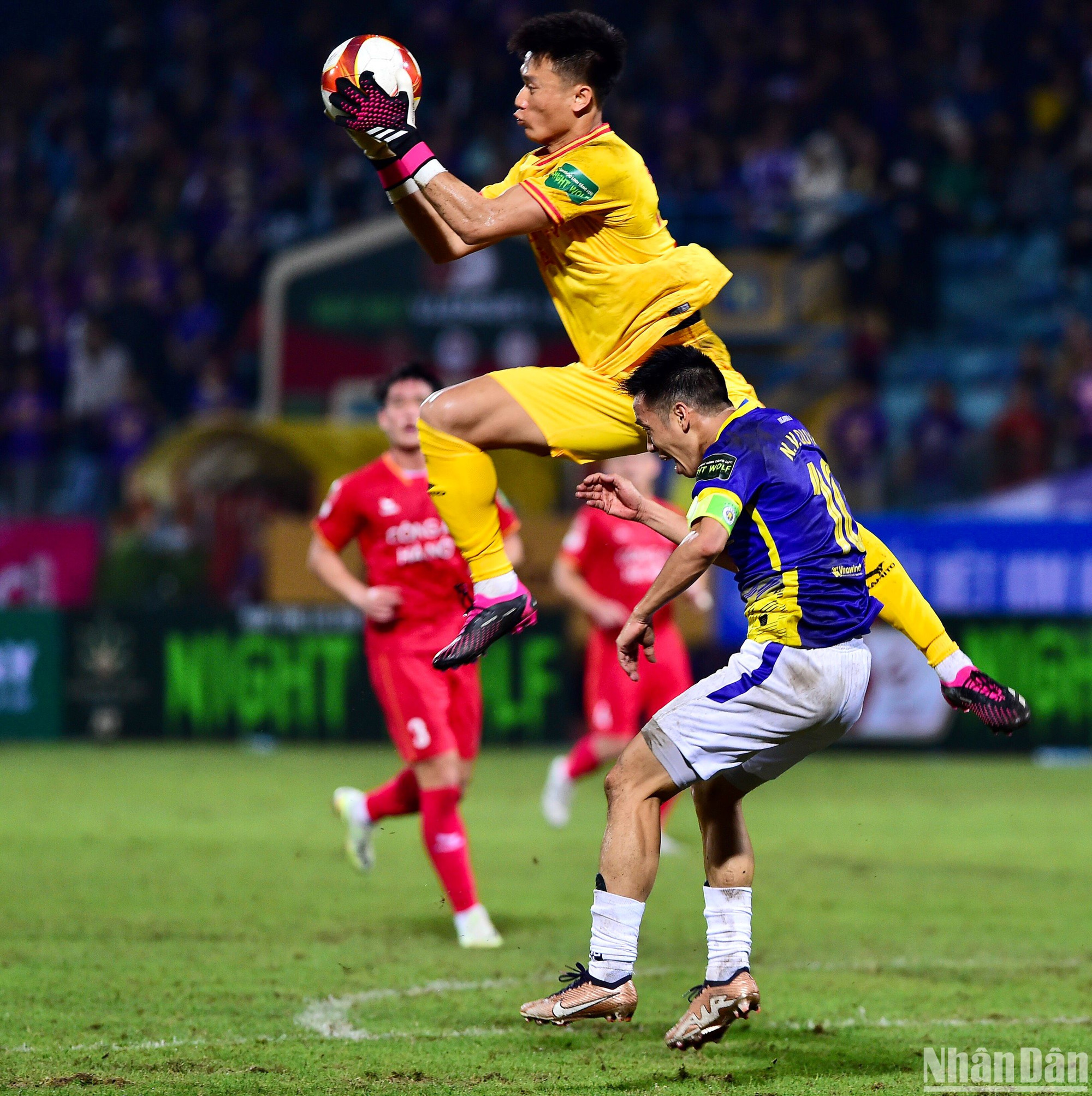 Thủ môn Bùi Tiến Dũng của Công an Hà Nội bay người bắt bóng. Thủ môn Bùi Tiến Dũng của Công an Hà Nội bay người bắt bóng.