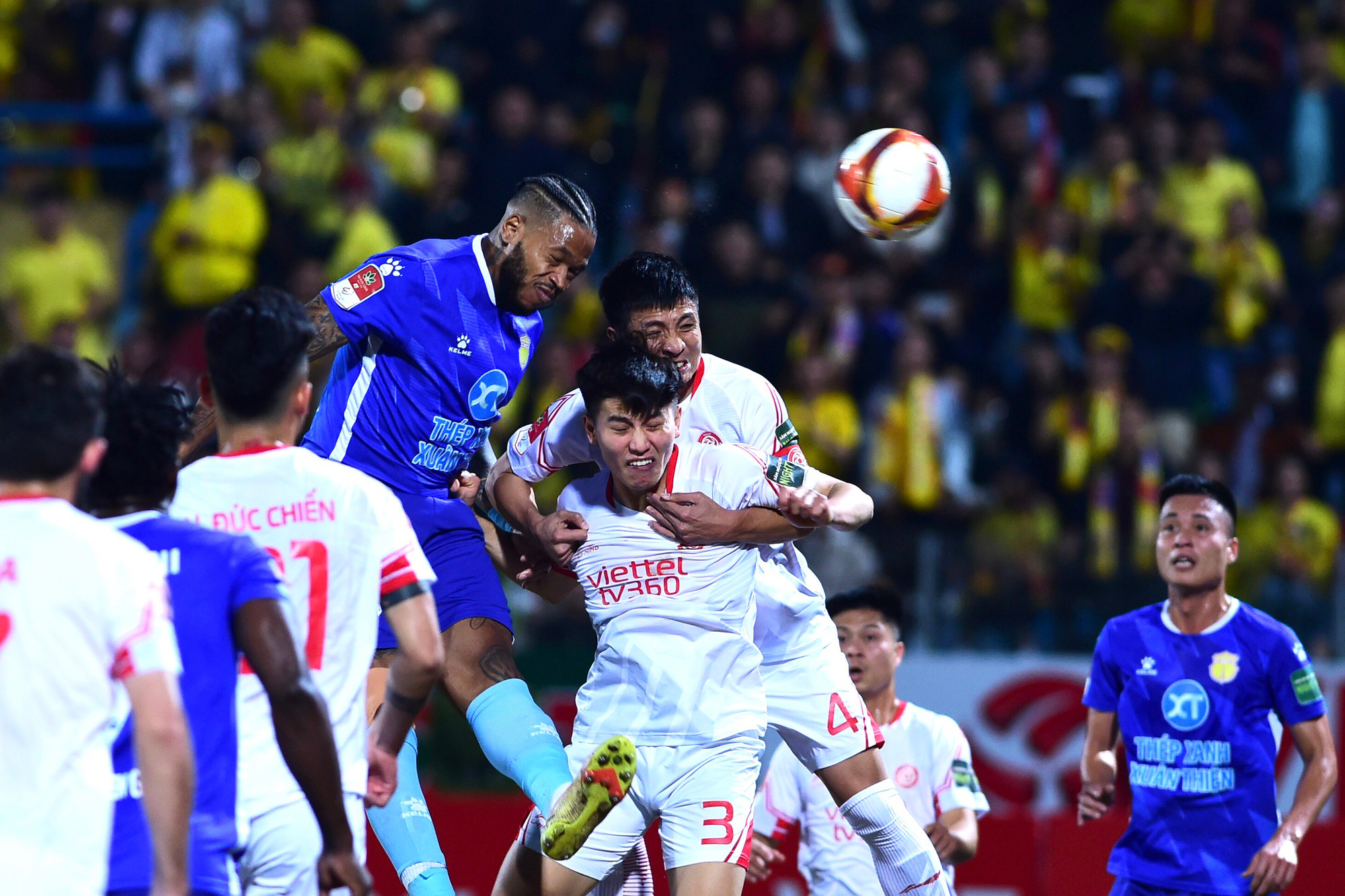 Các cầu thủ Viettel nỗ lực cản phá bóng trước khung thành.