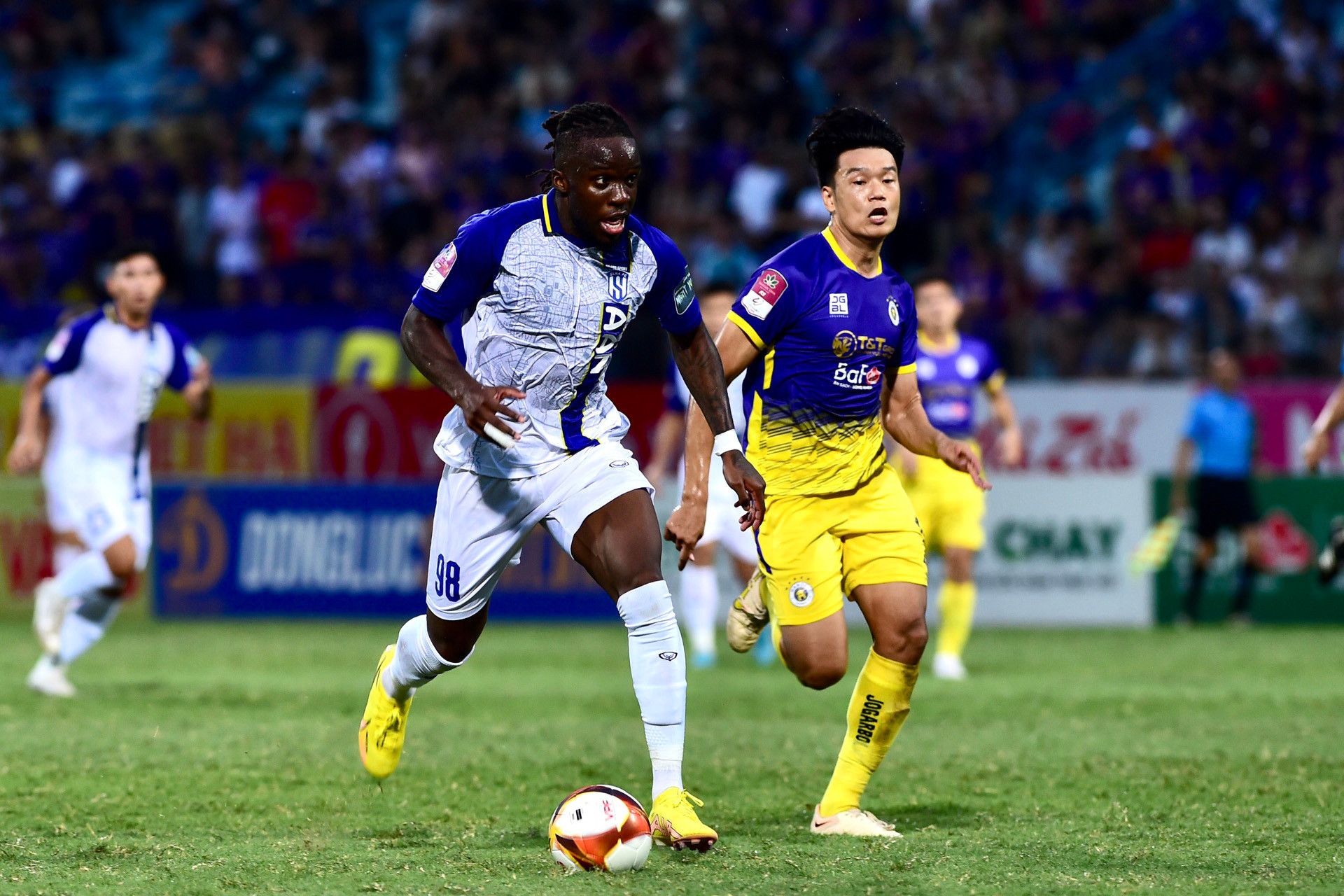 Các ngoại binh của Sông Lam Nghệ An nỗ lực uy hiếp khung thành đại diện Thủ đô.