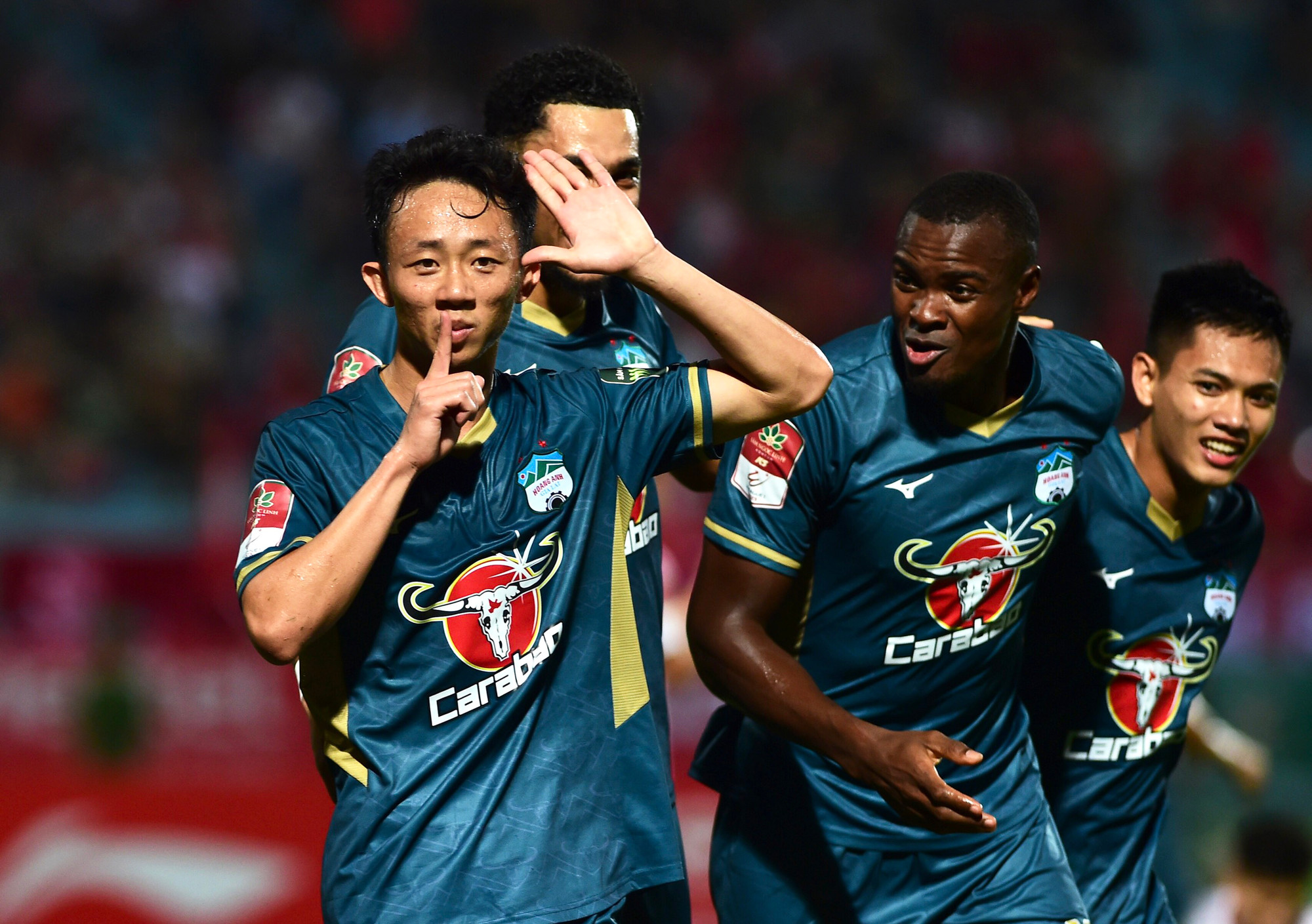 Nhưng bất ngờ ở phút 12, từ pha tổ chức tấn công sắc nét của Hoàng Anh Gia Lai, Châu Ngọc Quang băng xuống đón đường chuyền của đồng đội rồi dứt điểm mở tỷ số cho đội khách.