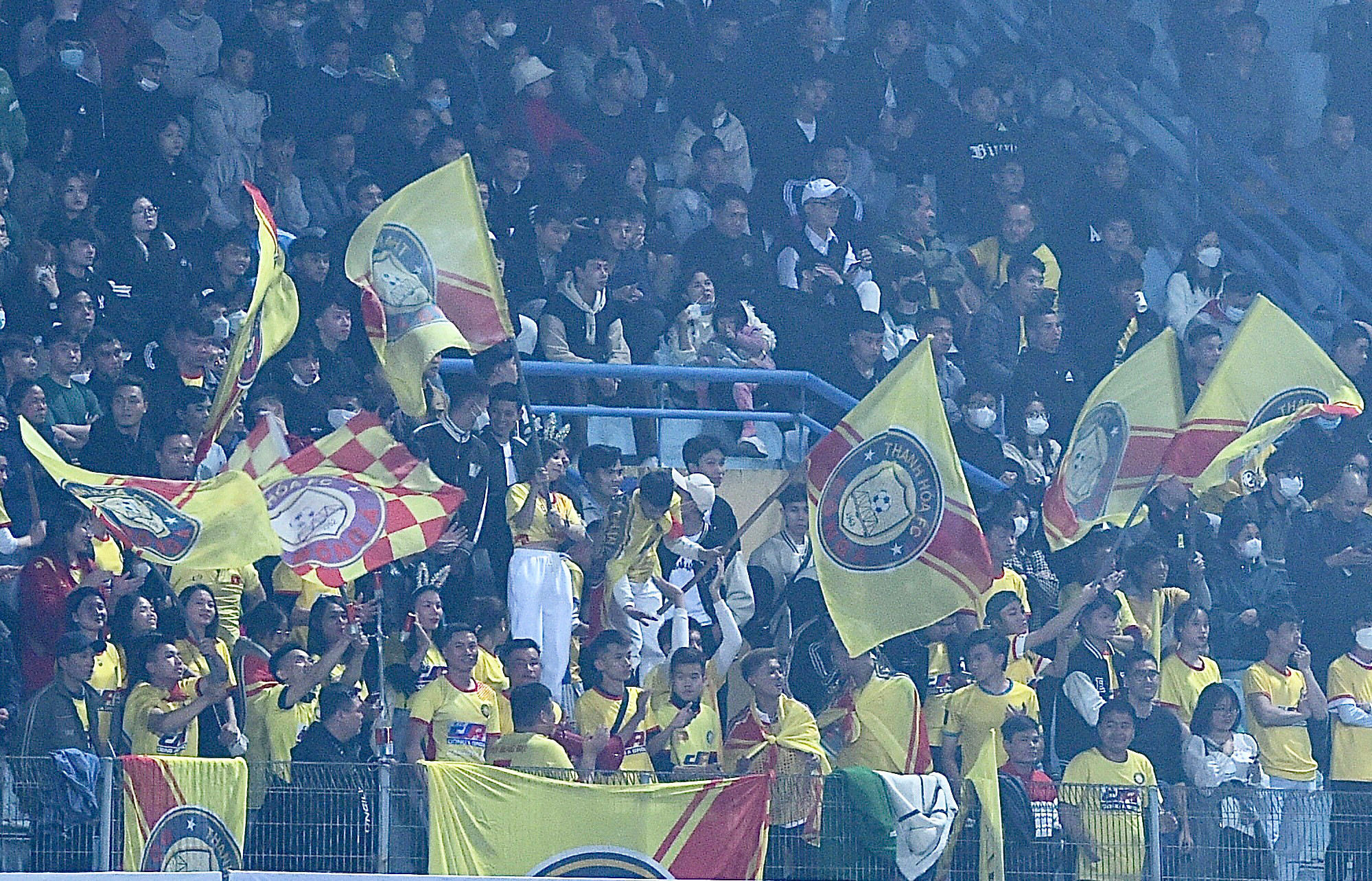 Trên khán đài cũng có rất đông người hâm mộ Thanh Hóa.