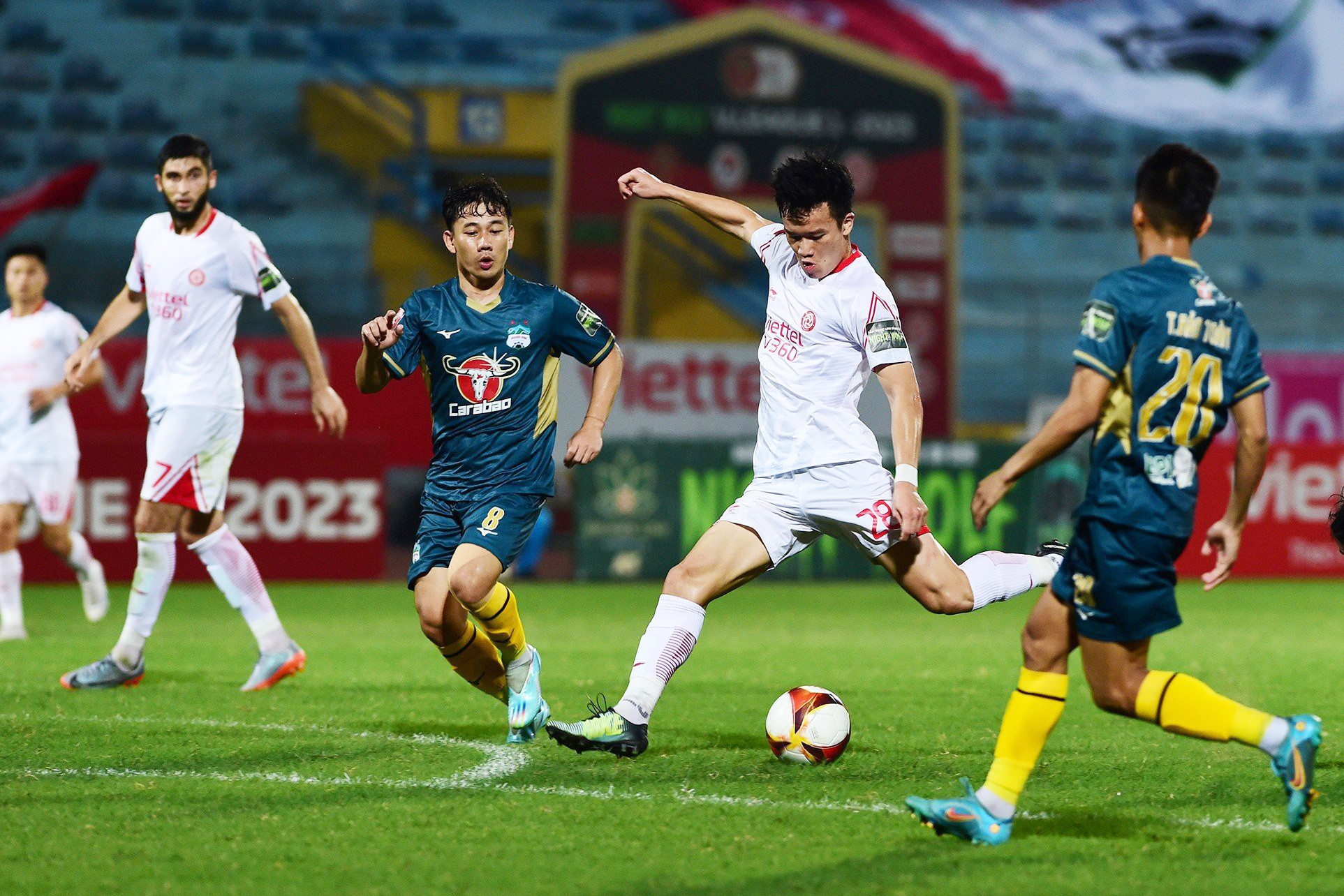 Hoàng Đức tung cú dứt điểm tìm kiếm bàn gỡ.