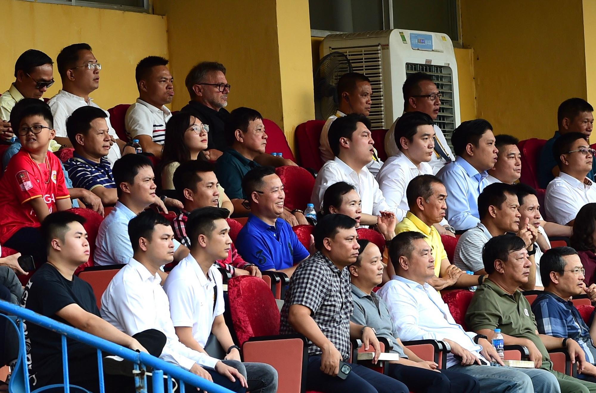 Huấn luyện viên trưởng đội tuyển Việt Nam - ông Philippe Troussier ra sân theo dõi trận đấu.