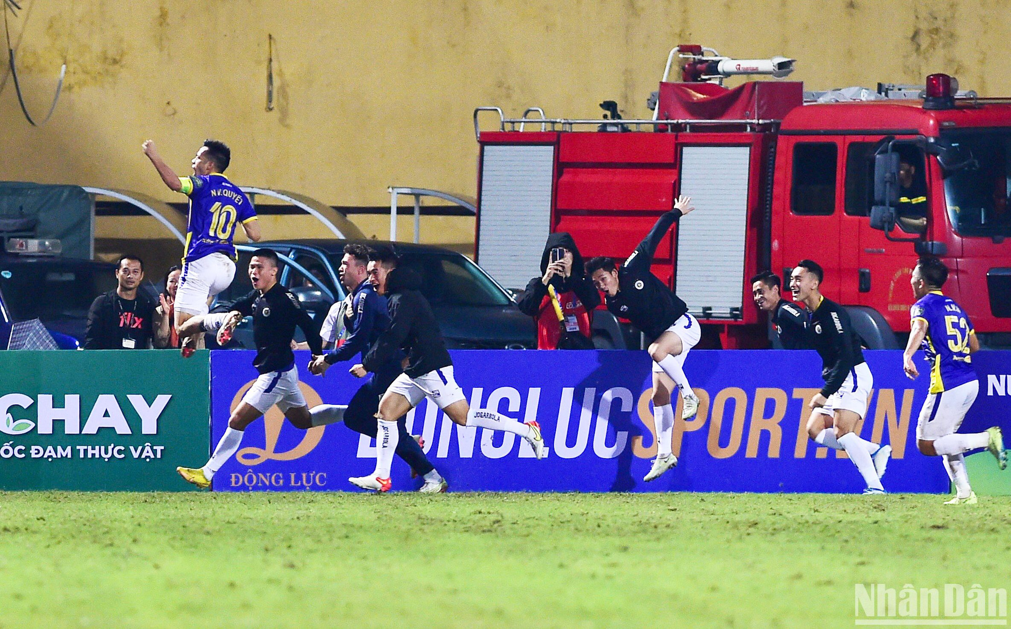 Đội trưởng Văn Quyết phấn khích với bàn thắng nhân đôi cách biệt ở phút 81. Đội trưởng Văn Quyết phấn khích với bàn thắng nhân đôi cách biệt ở phút 81.